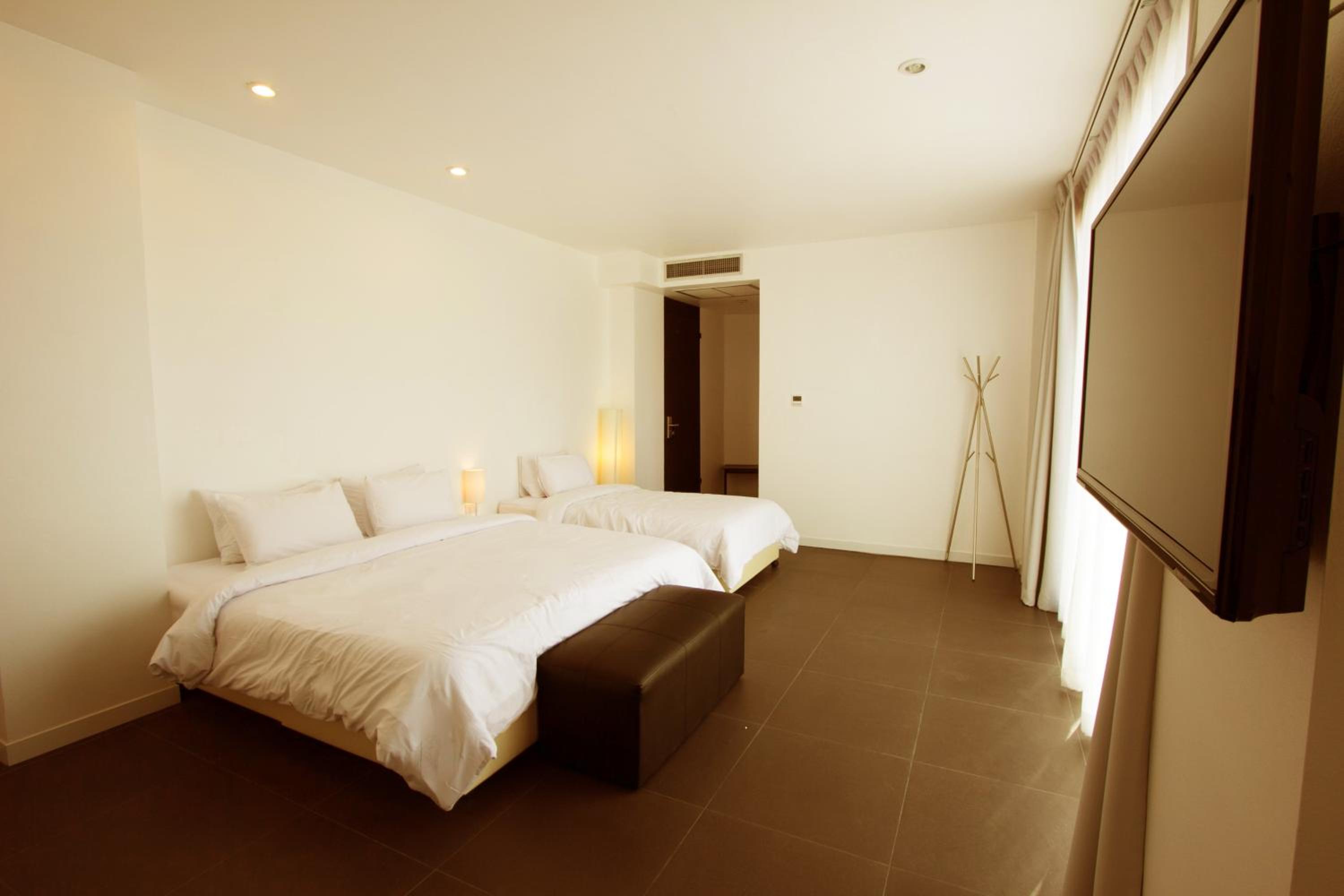 Triple Room with 1 Double Bed and 1 Single Bed - Photo 7