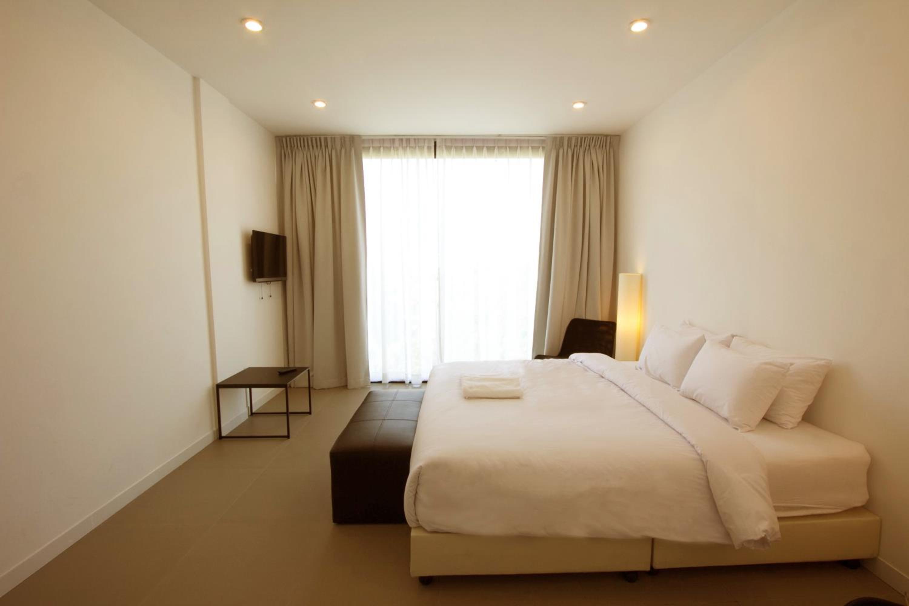Triple Room with 1 Double Bed and 1 Single Bed - Photo 8