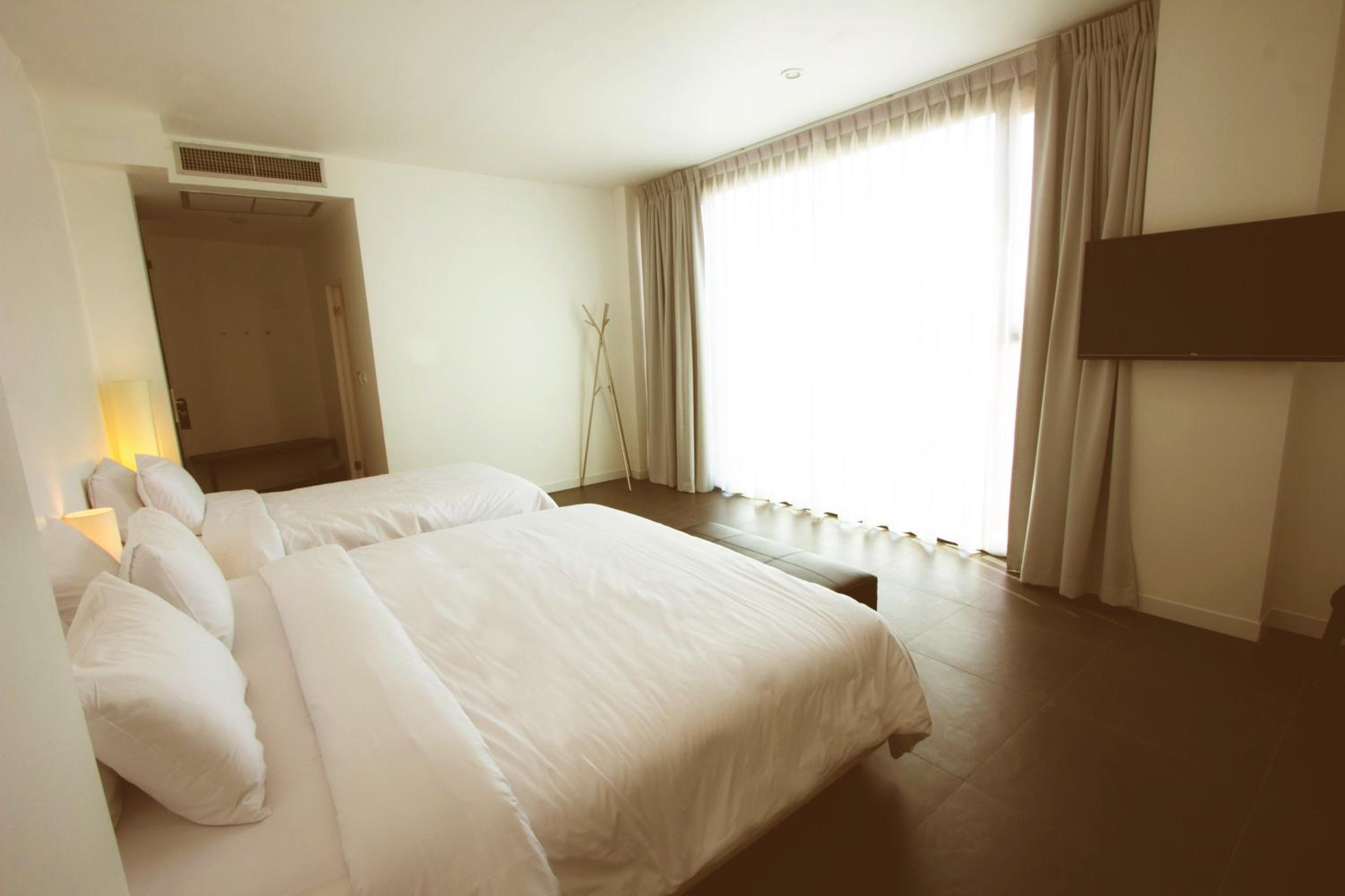 Triple Room with 1 Double Bed and 1 Single Bed - Photo 11