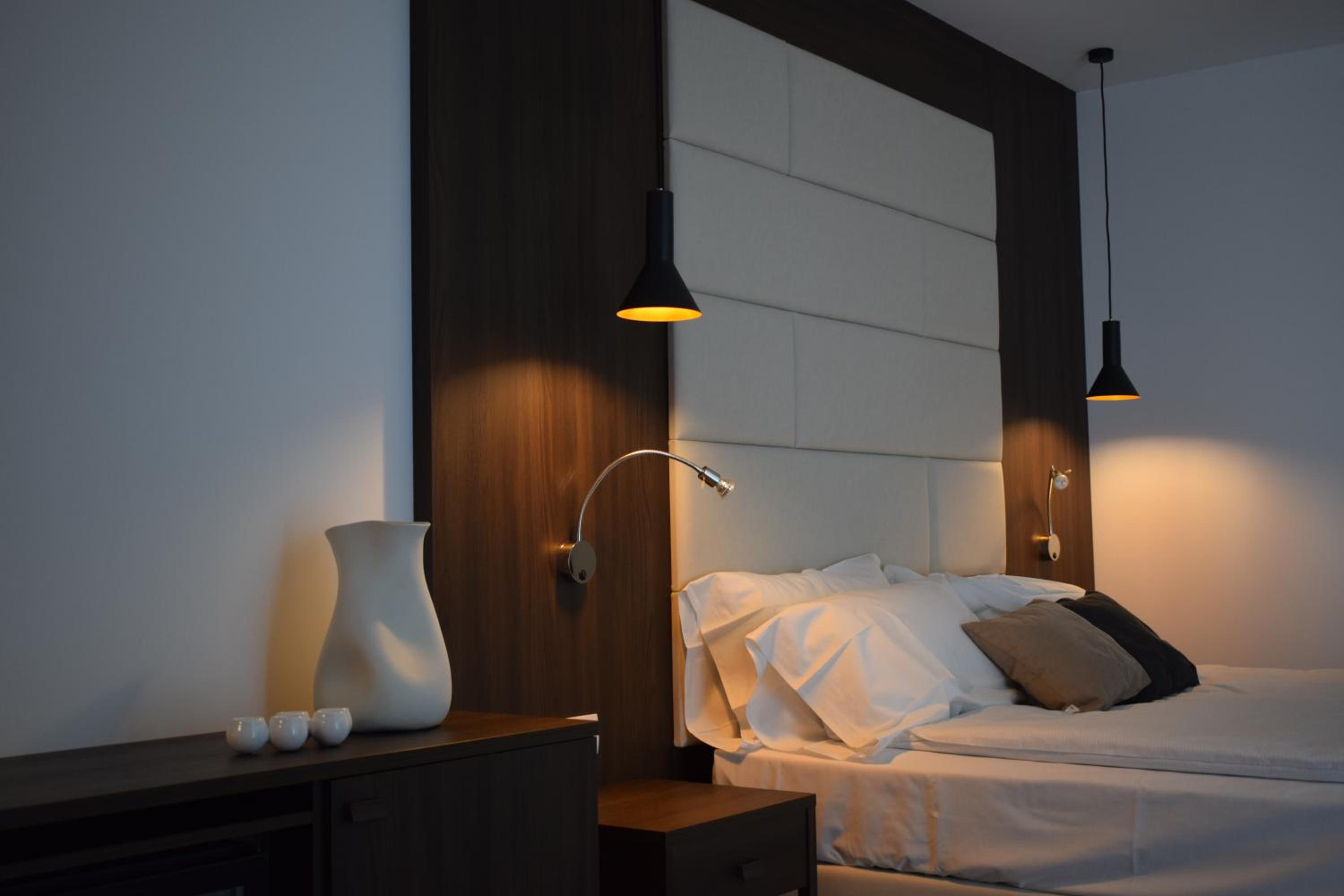 Junior Suite with Balcony and Lake View - Photo 9