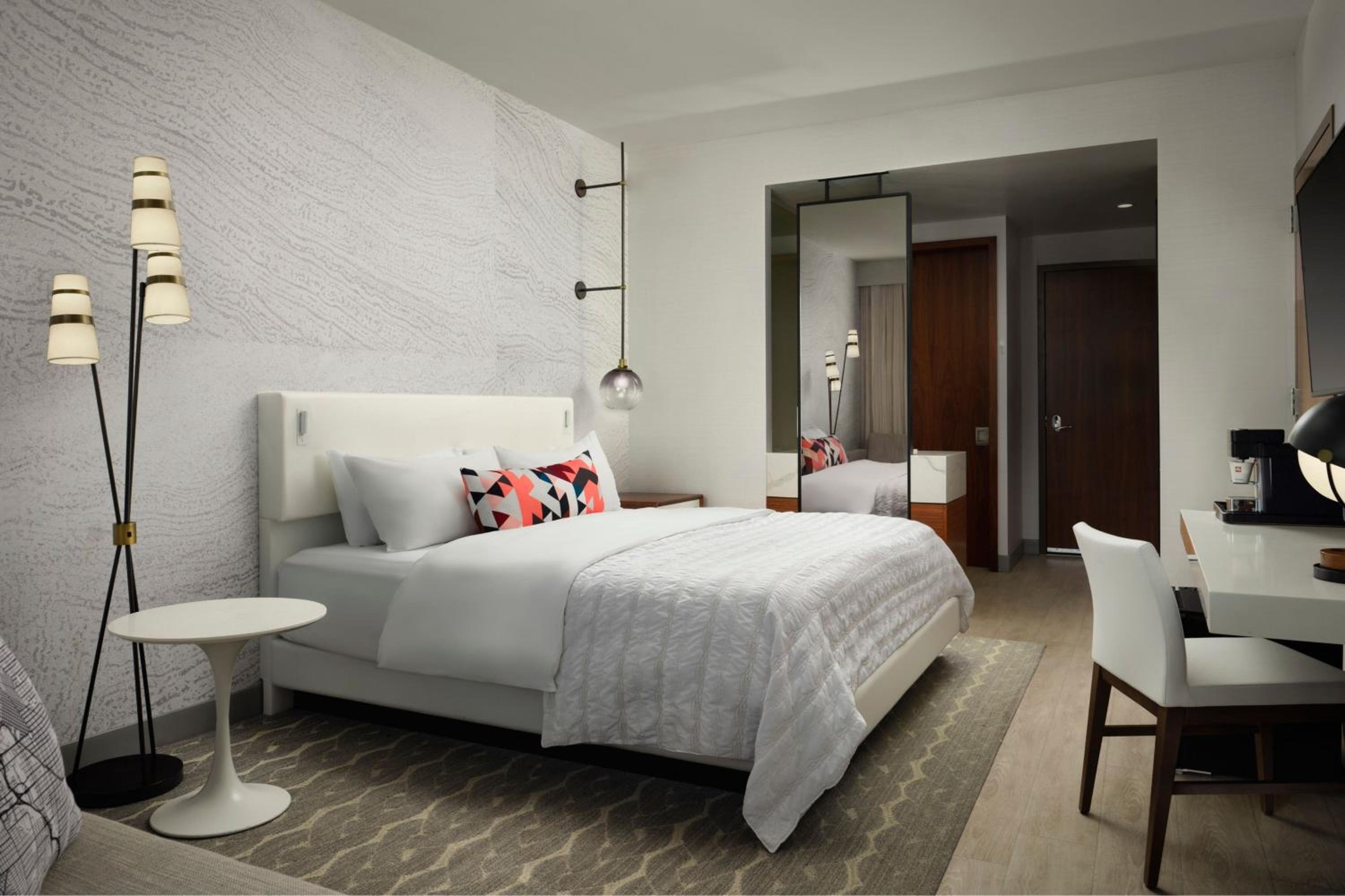 Deluxe King Room with Adapted Tub - Mobility and Hearing Accessible, photo 6
