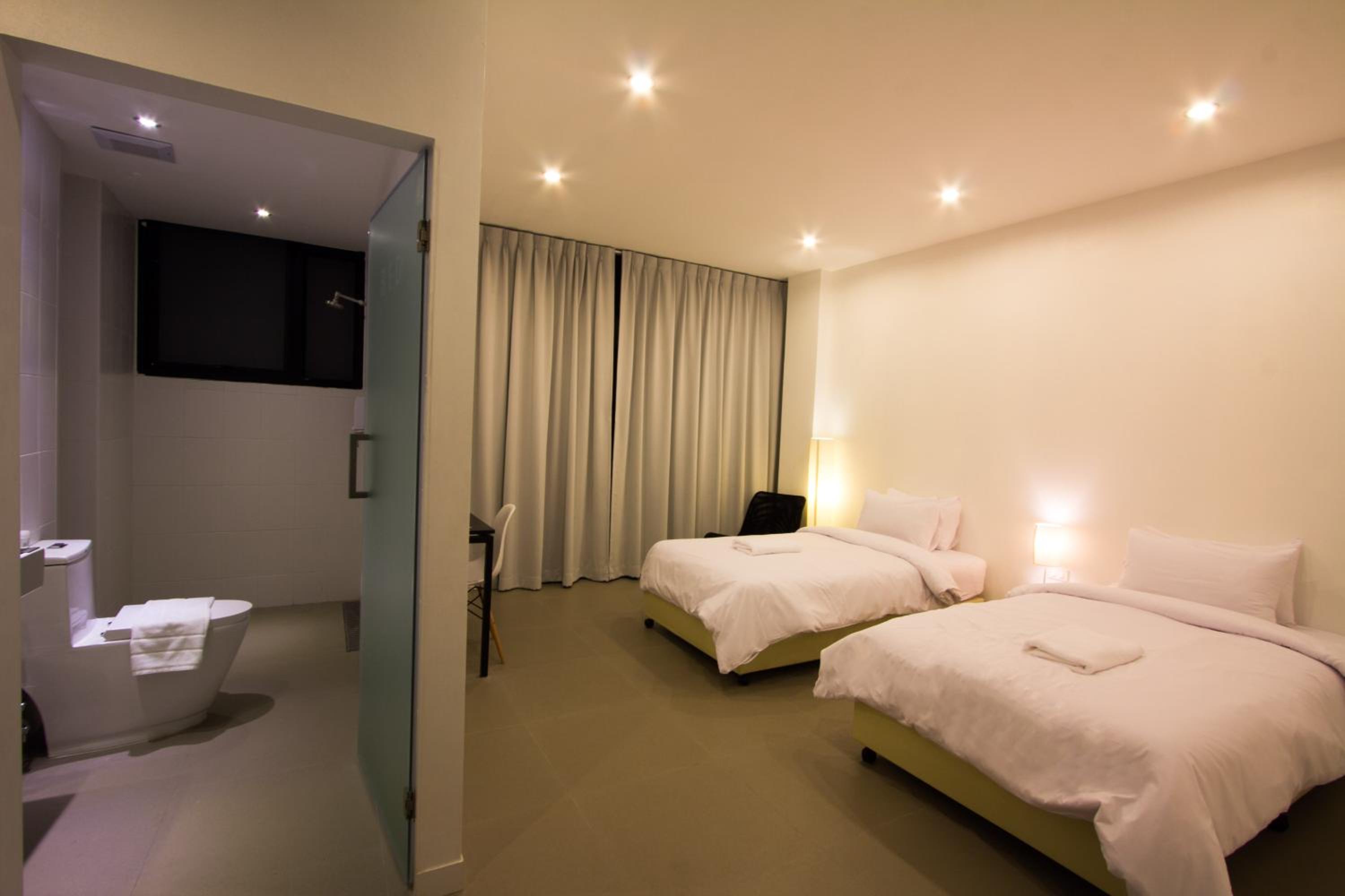 Standard Twin Room - Photo 11
