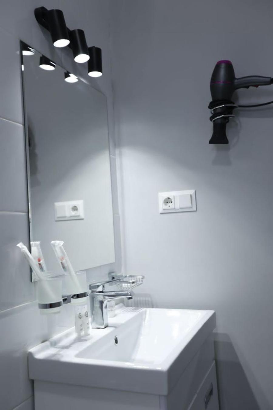 Standard Twin Room - Photo 3