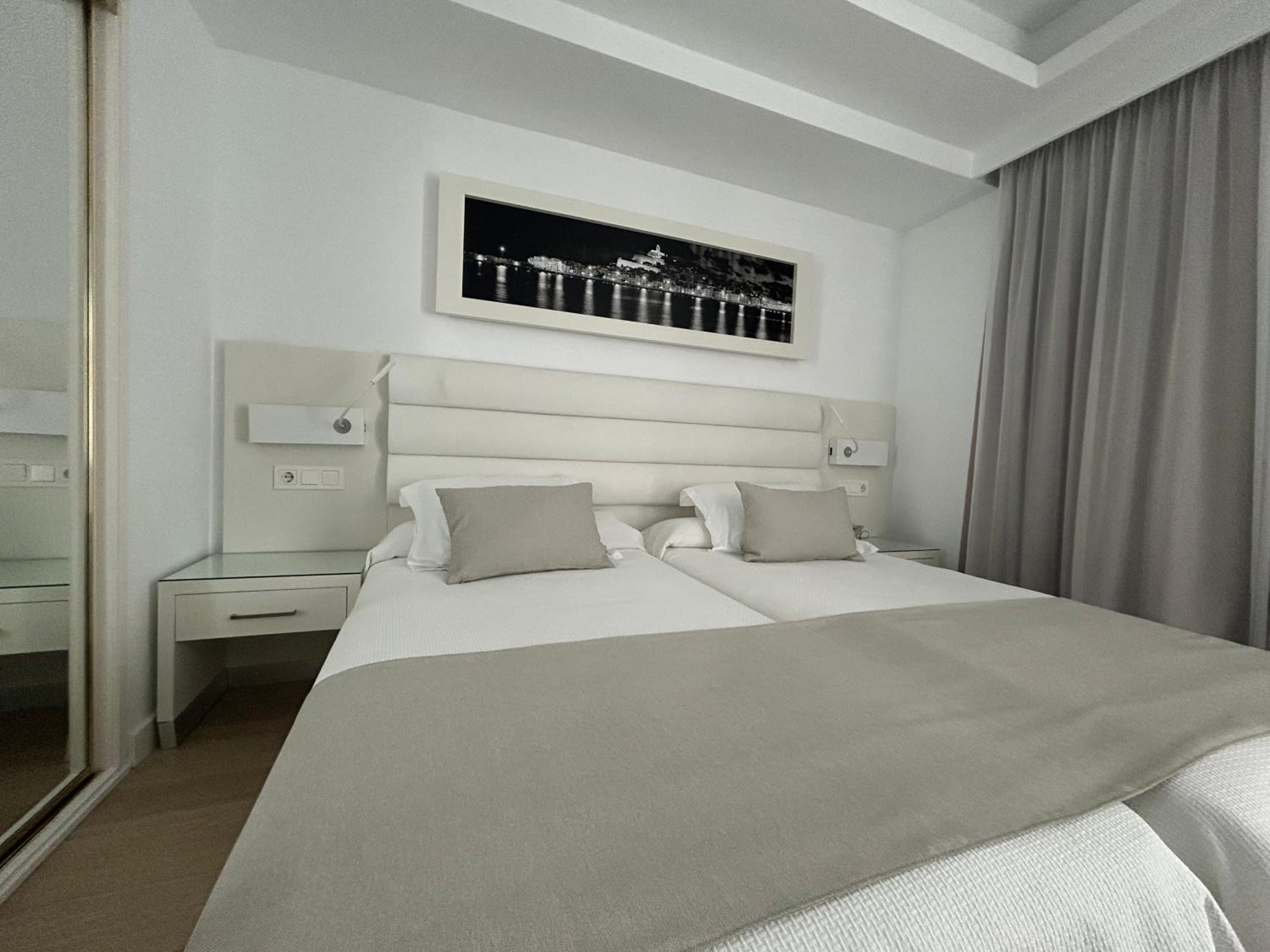 Double or Twin Room with Street View - Photo 3