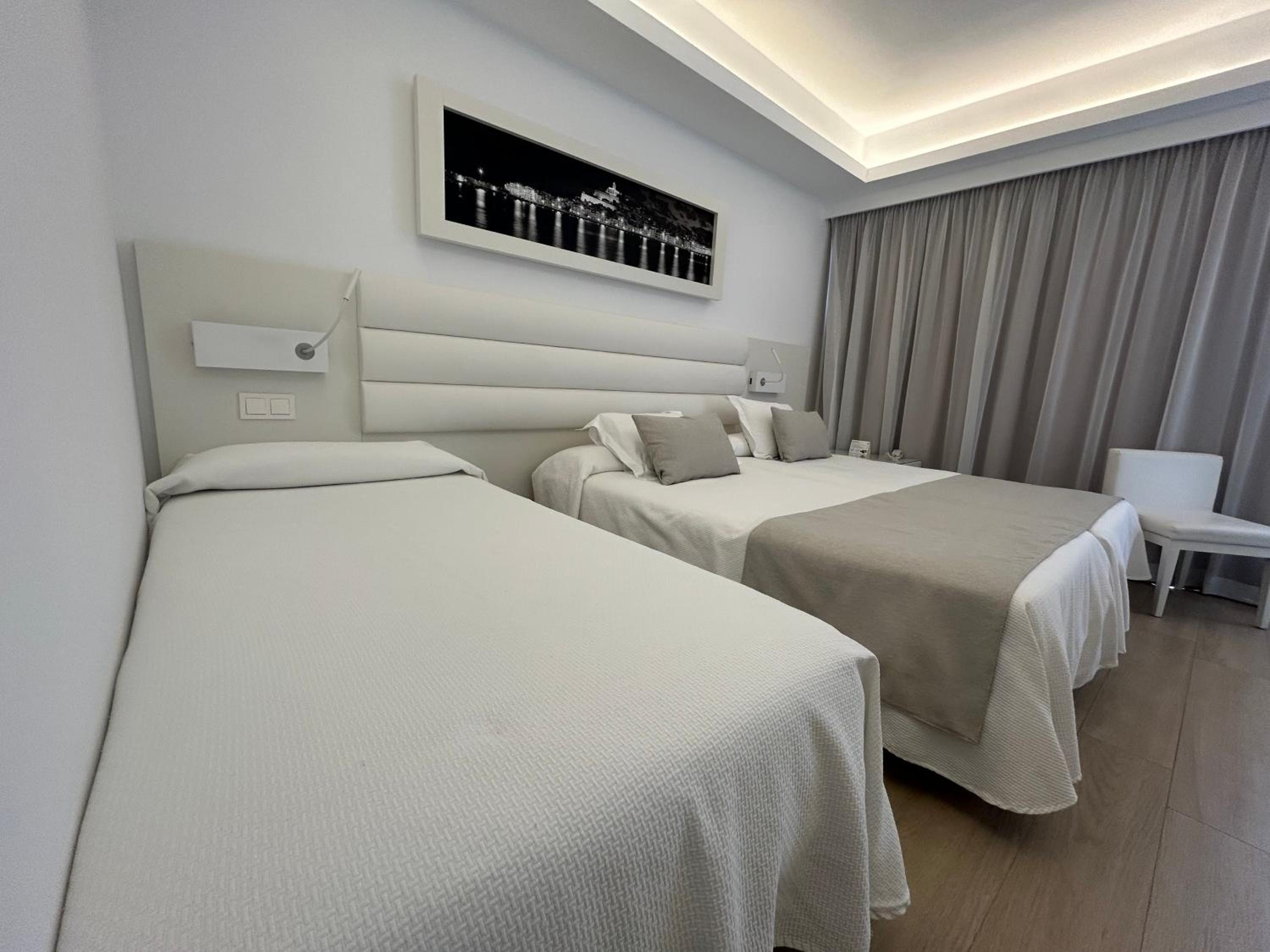 Double Room with Street View - Extra Bed - Photo 1