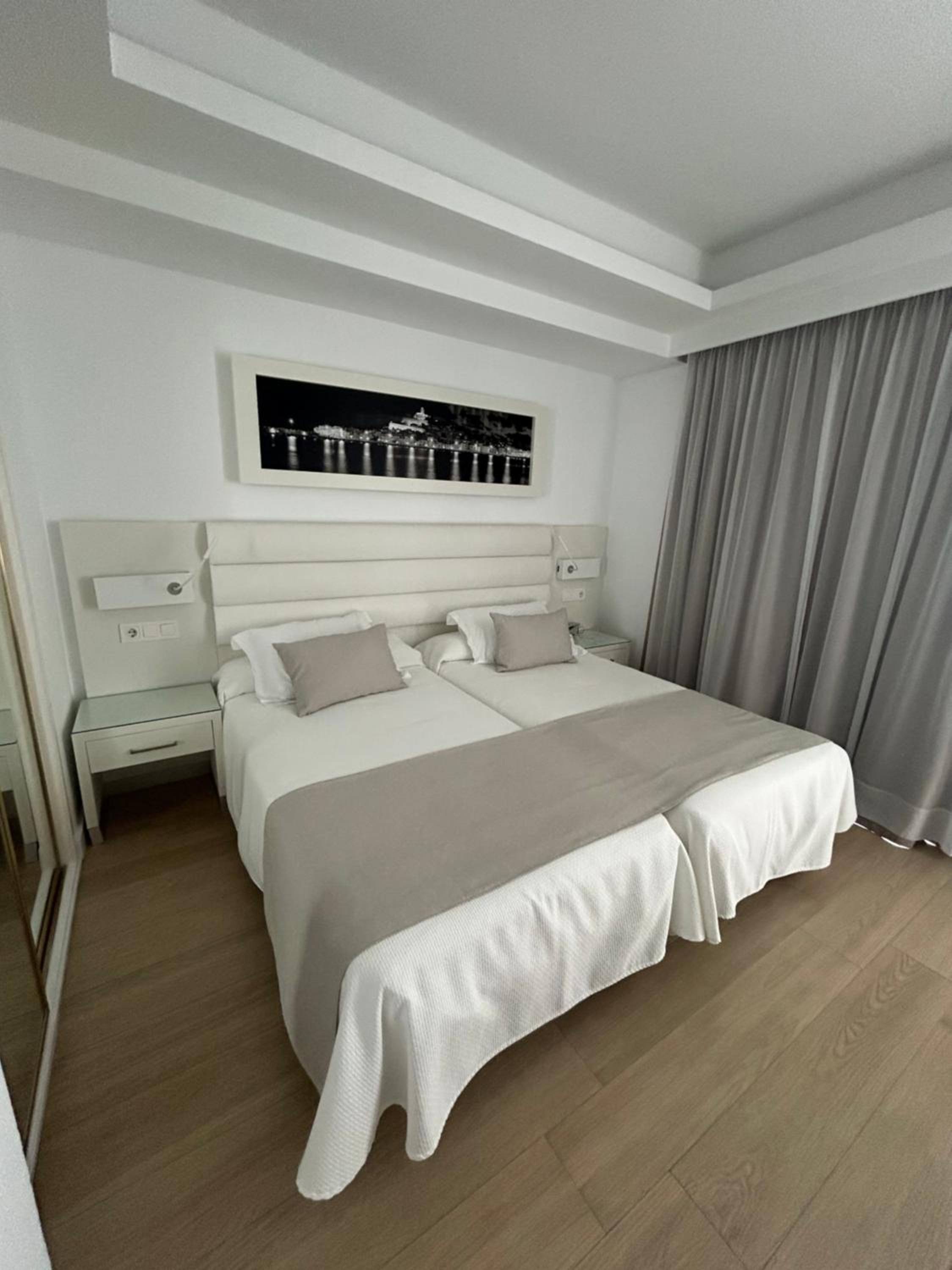 Double or Twin Room with Street View - Photo 4