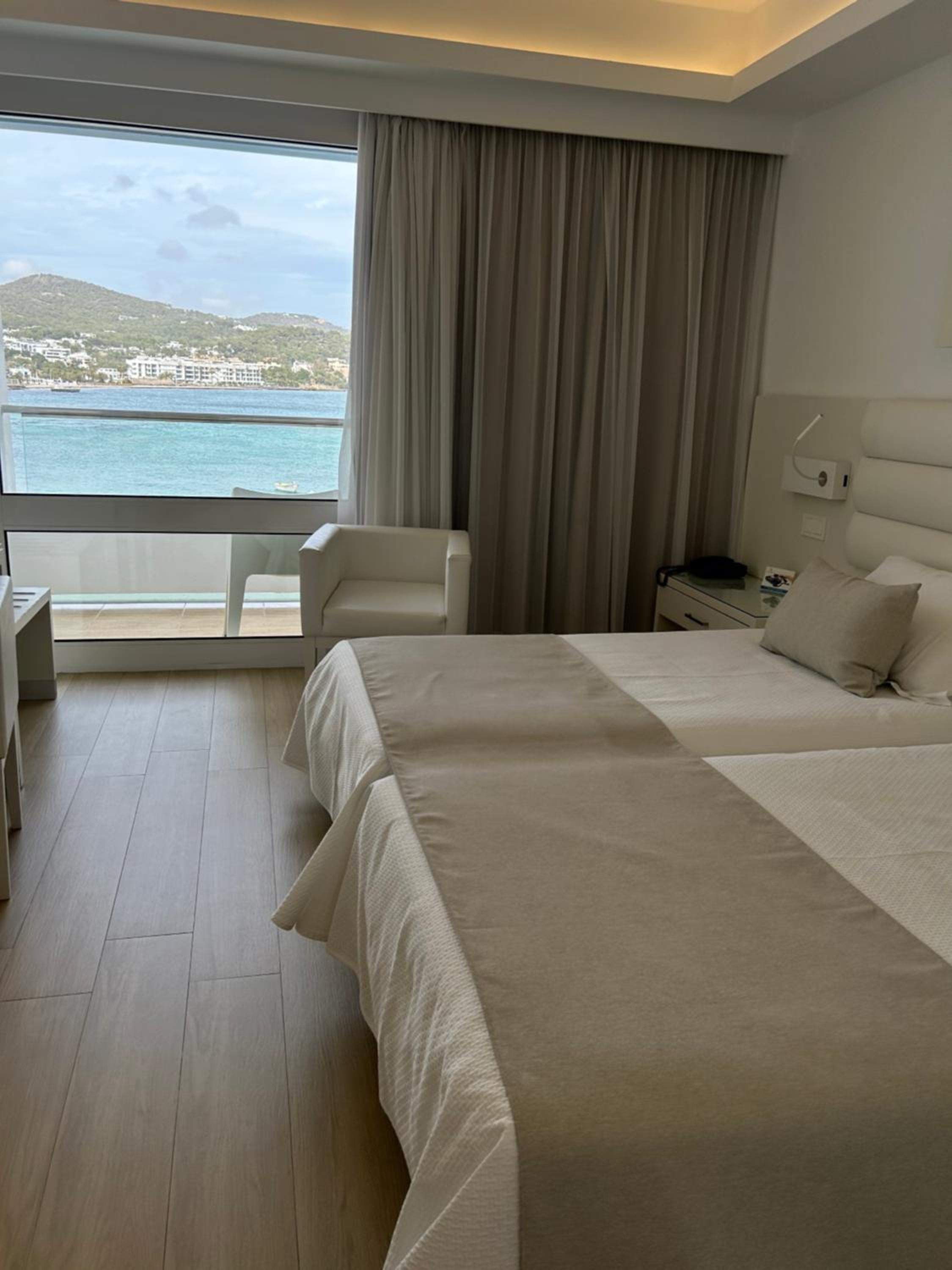 Double or Twin Room with Sea View - Photo 4