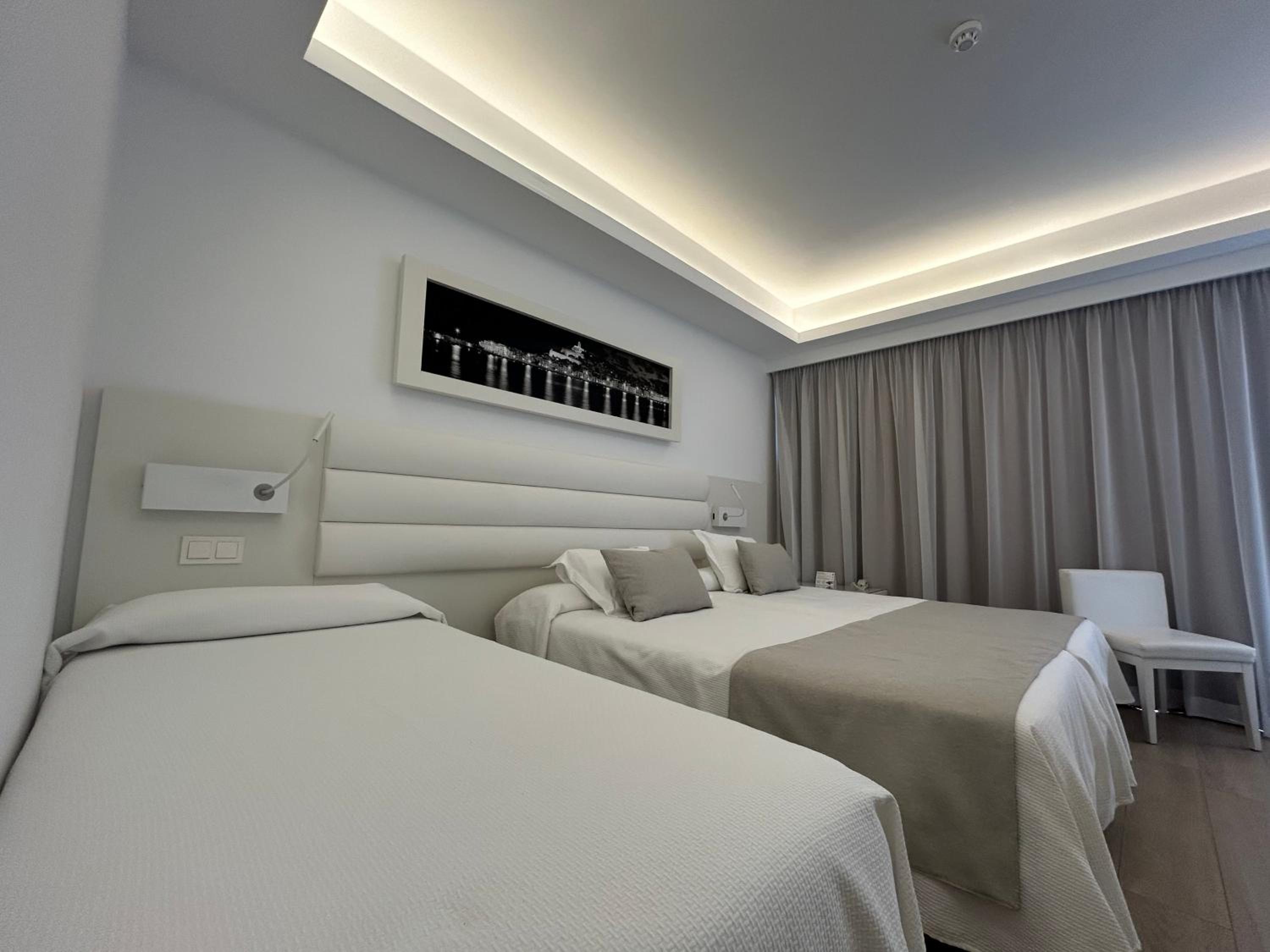 Double Room with Street View - Extra Bed - Photo 6