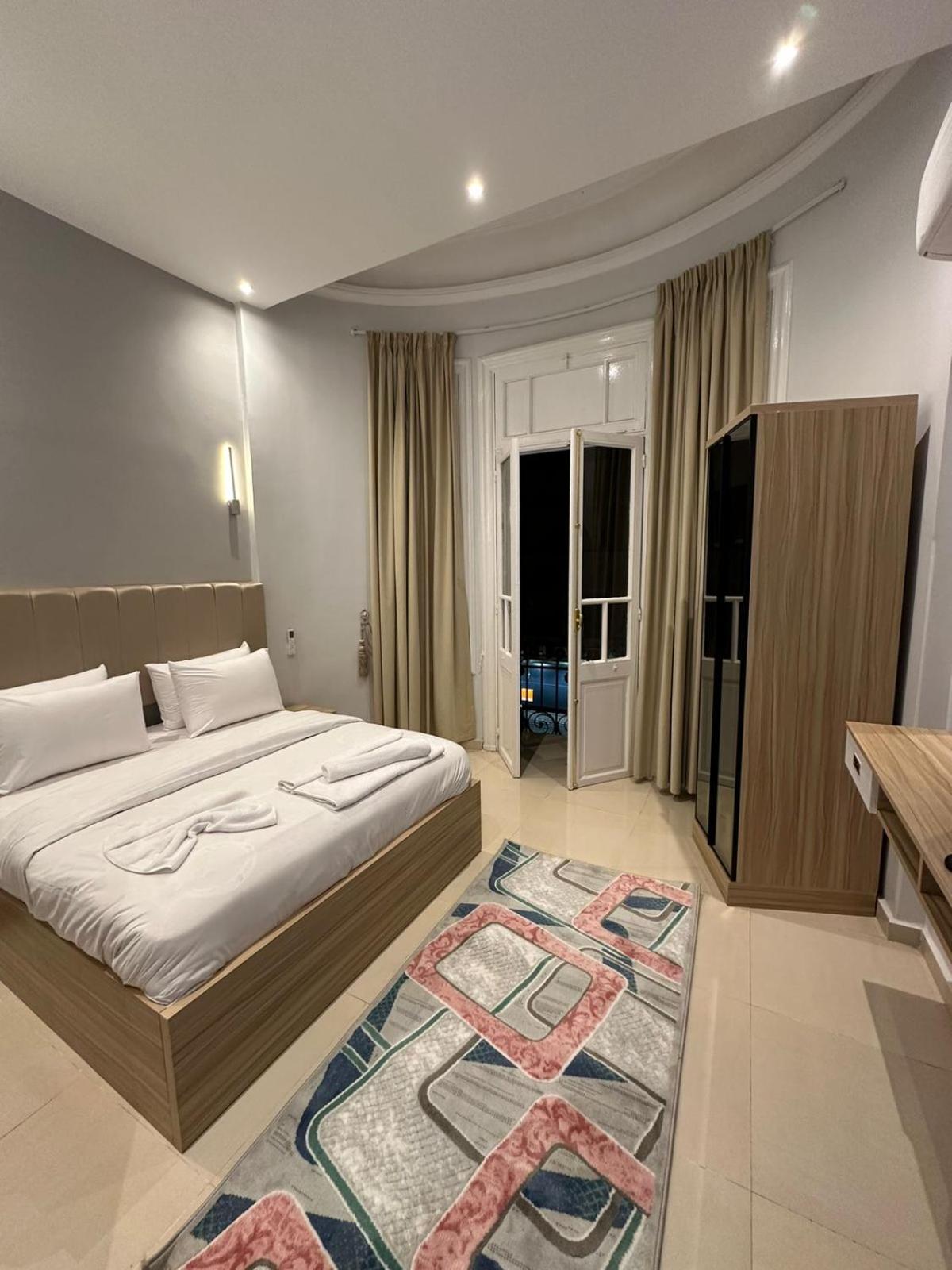 Deluxe Queen Suite