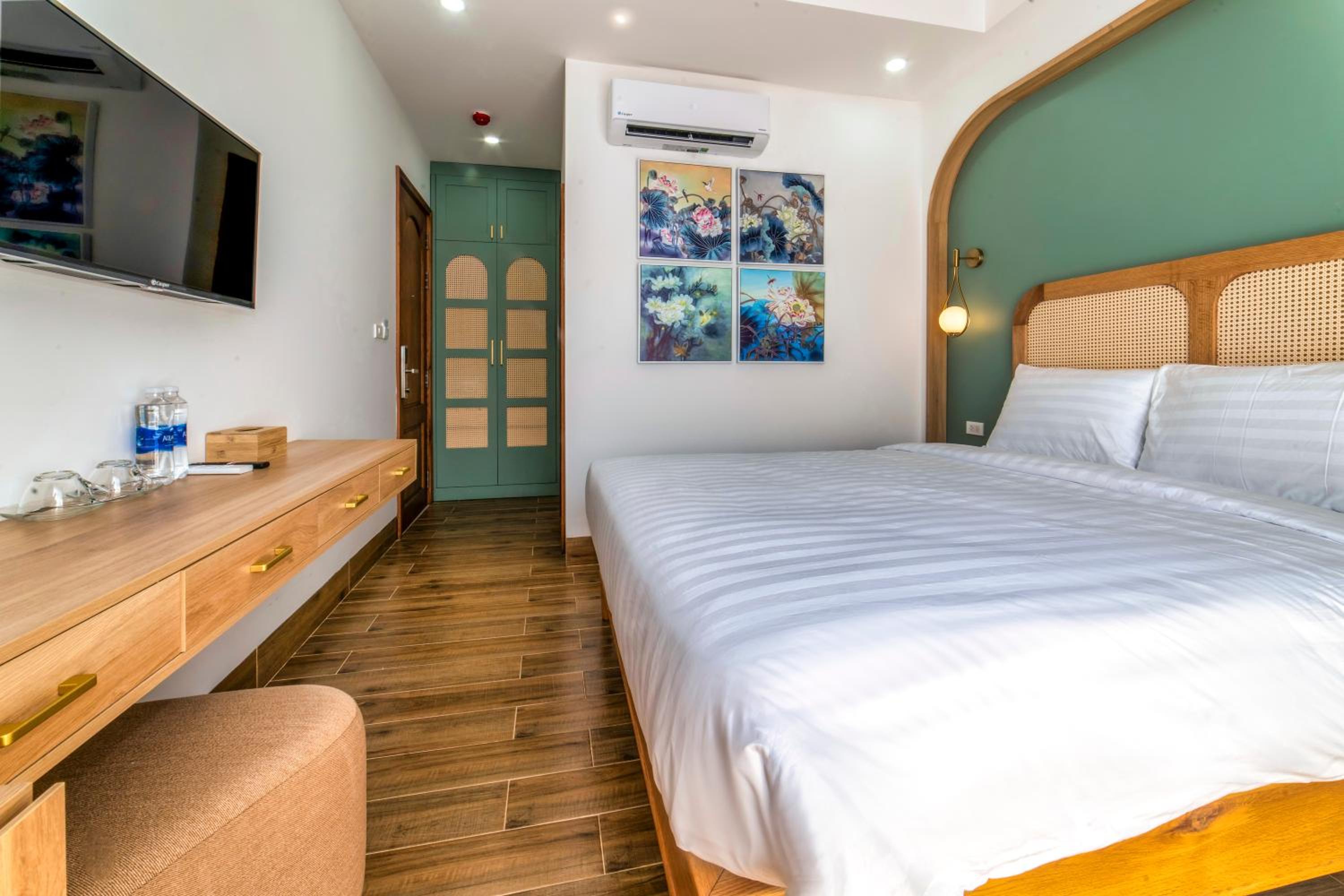 Double Room with Balcony - Photo 3