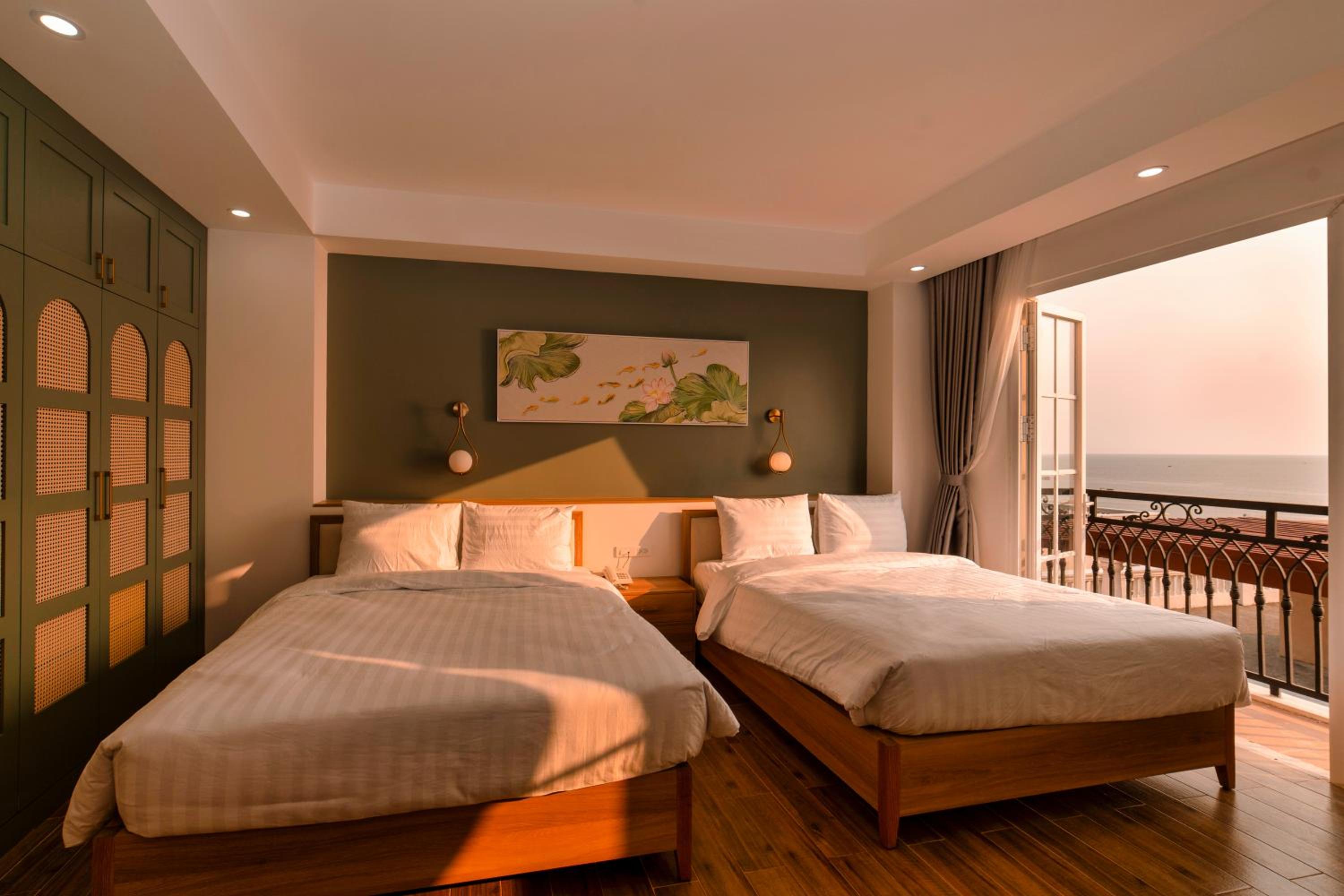 Family Room with Sea View - Photo 3