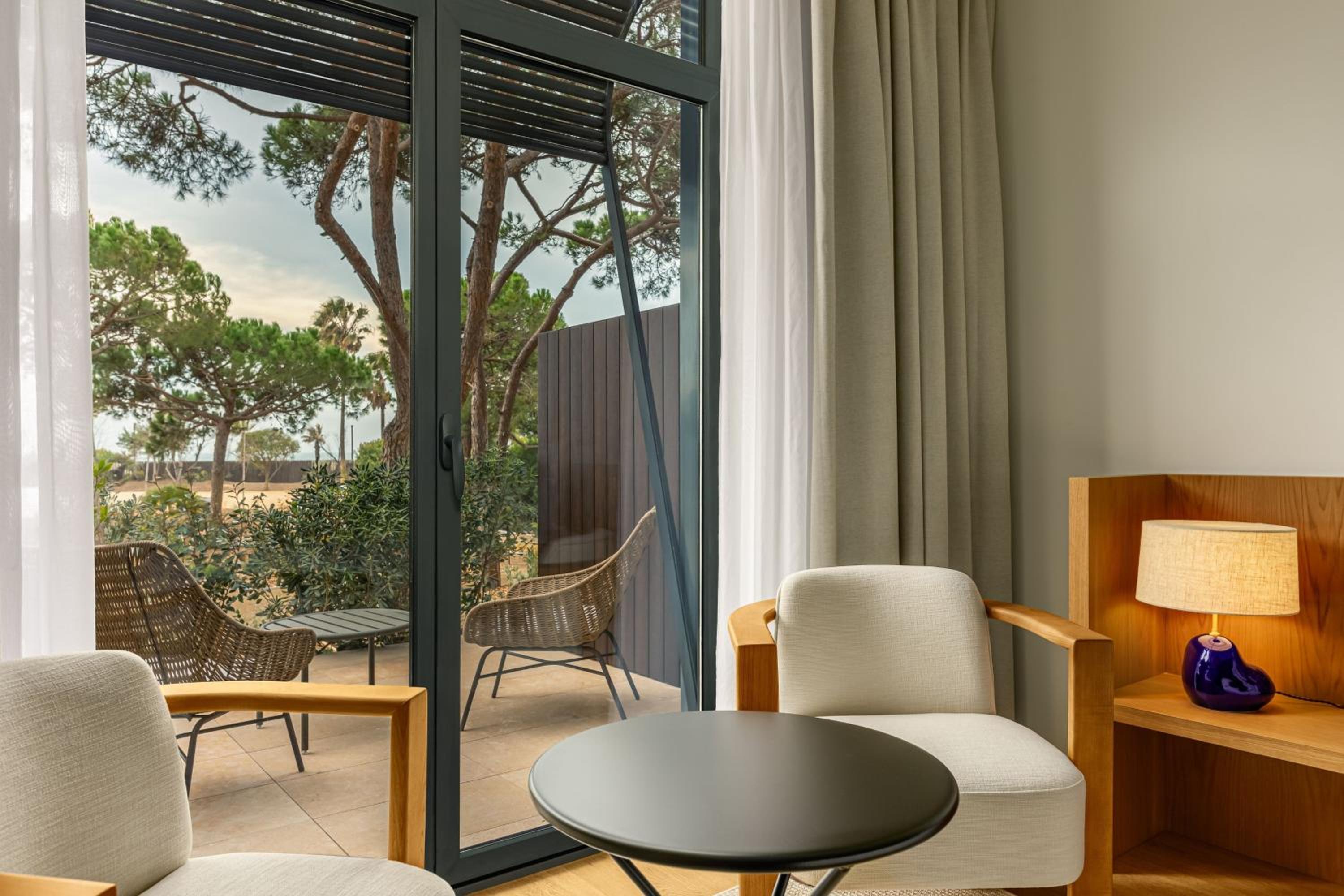 Premium King Room with Garden View and Access - Photo 4