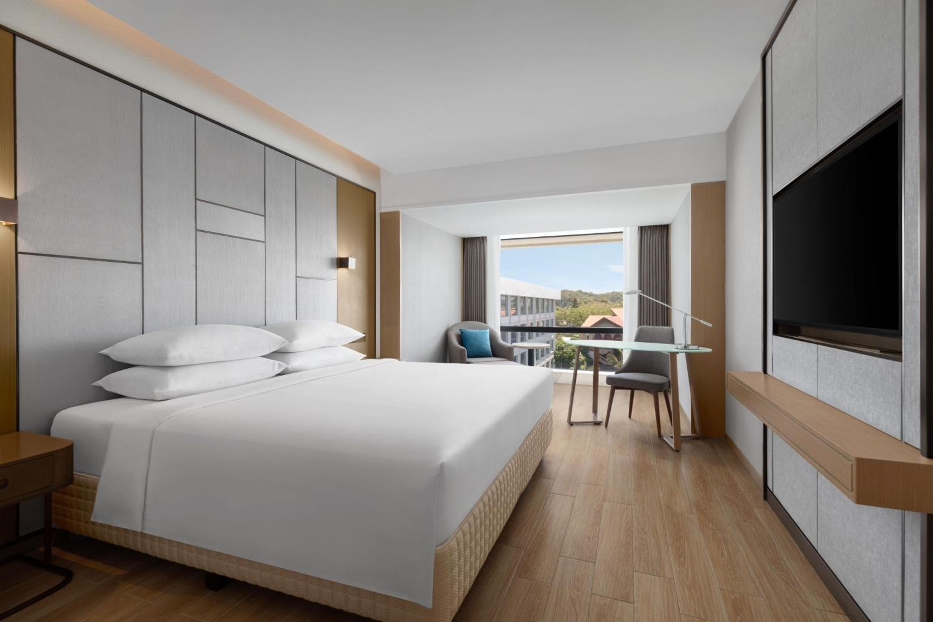 Premiere Deluxe King Room with Pool View - Photo 1