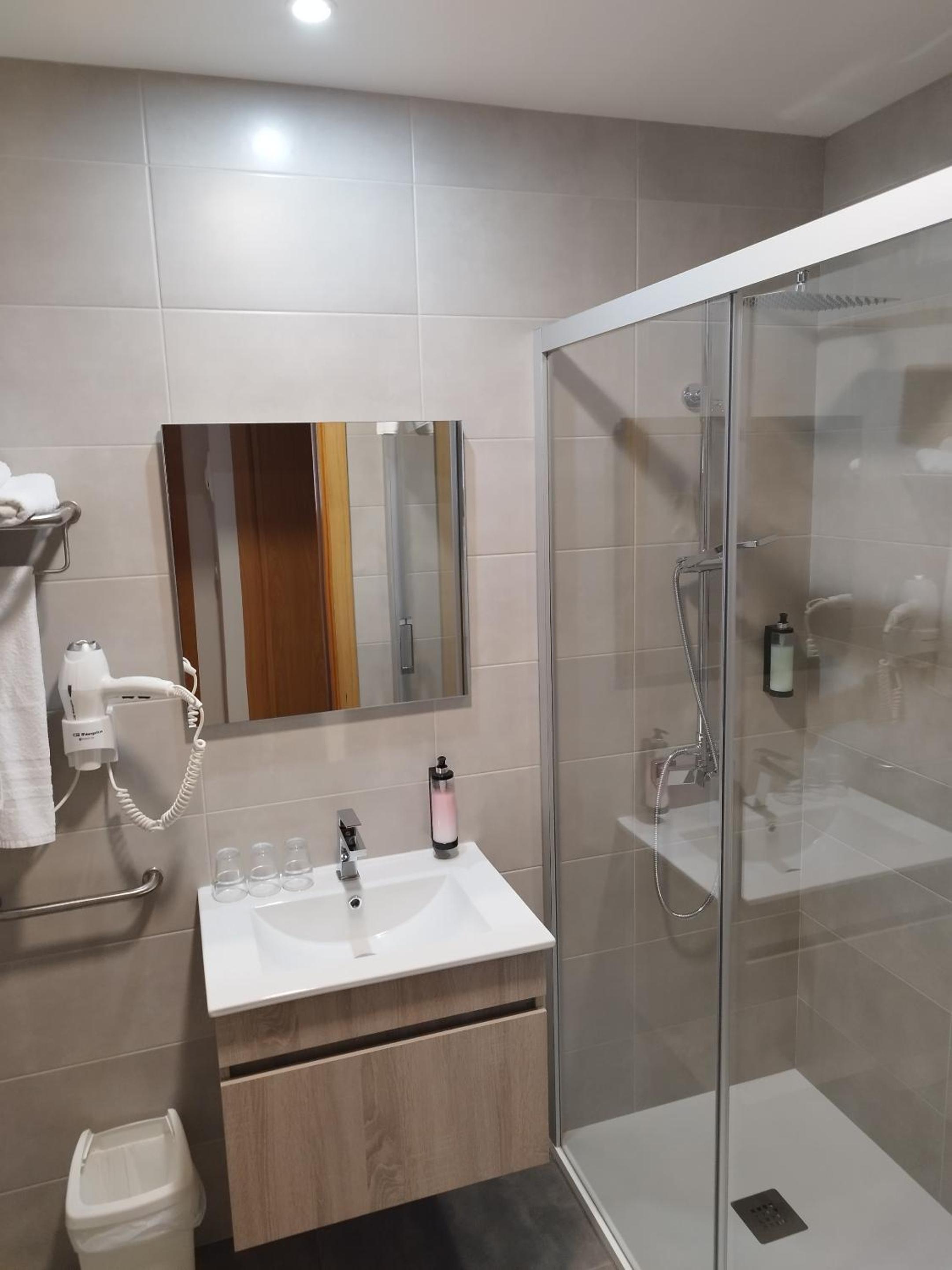 Triple Room with Private Bathroom - Photo 3