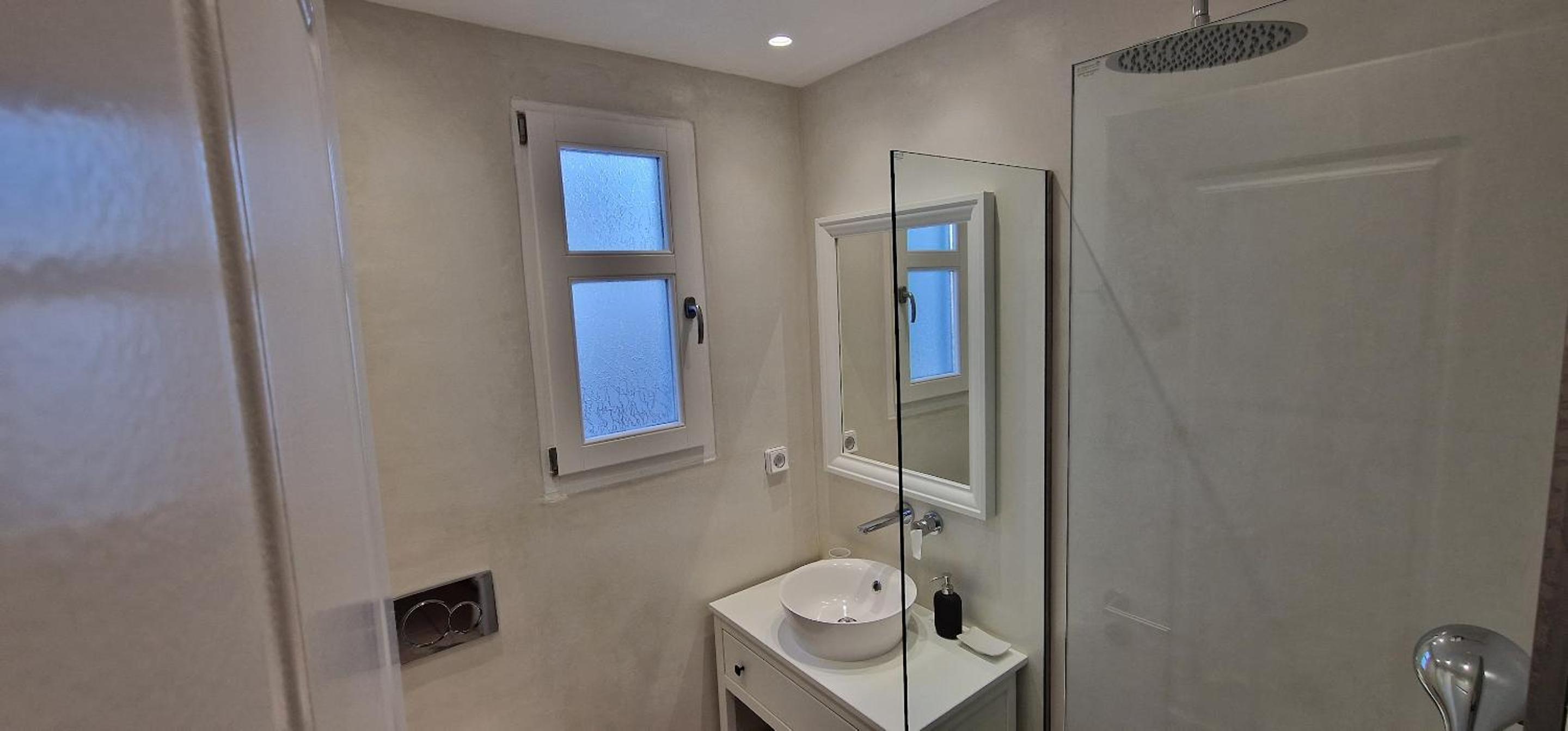 One-Bedroom Apartment - Photo 2