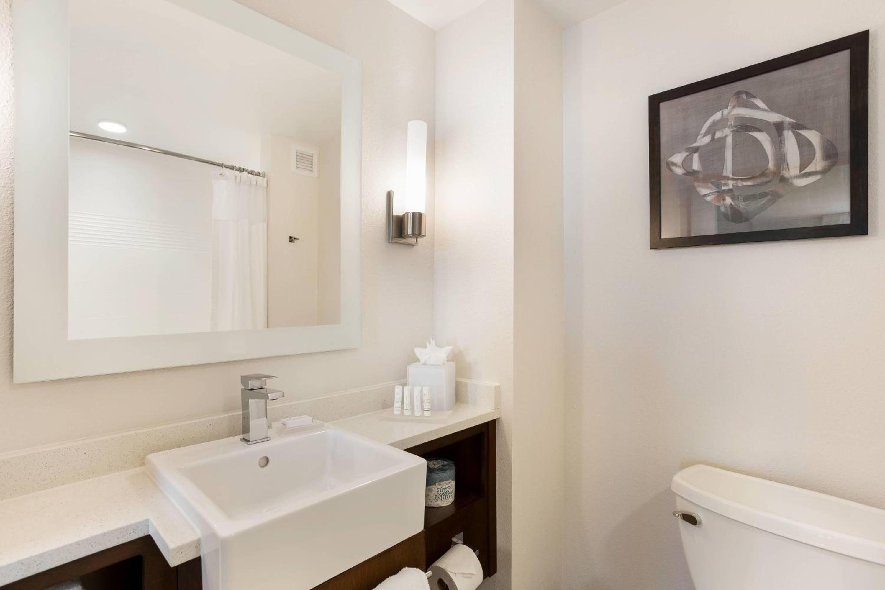Queen Studio with Adapted Tub - Mobility and Hearing Accessible