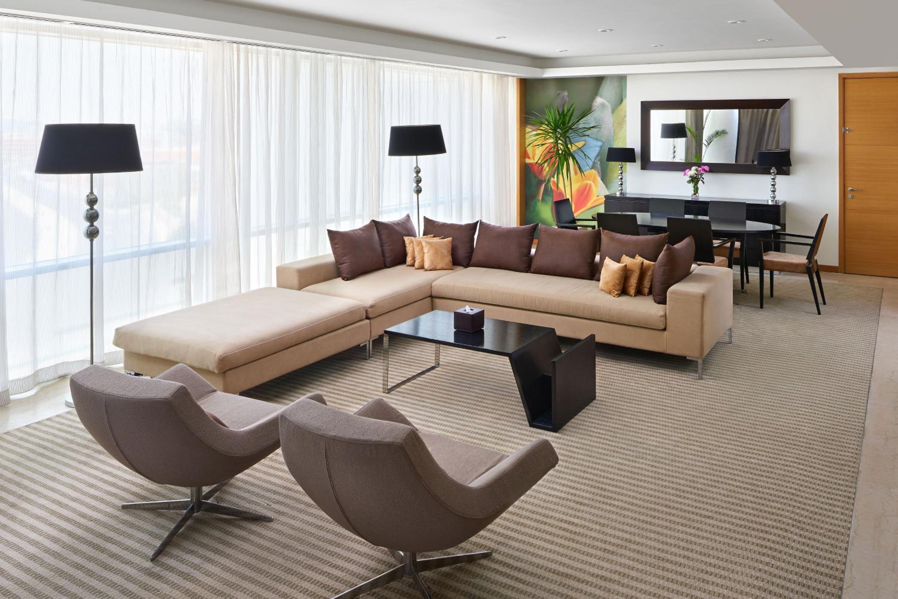 One-Bedroom Panoramic Suite - Club Lounge Access - Photo 7