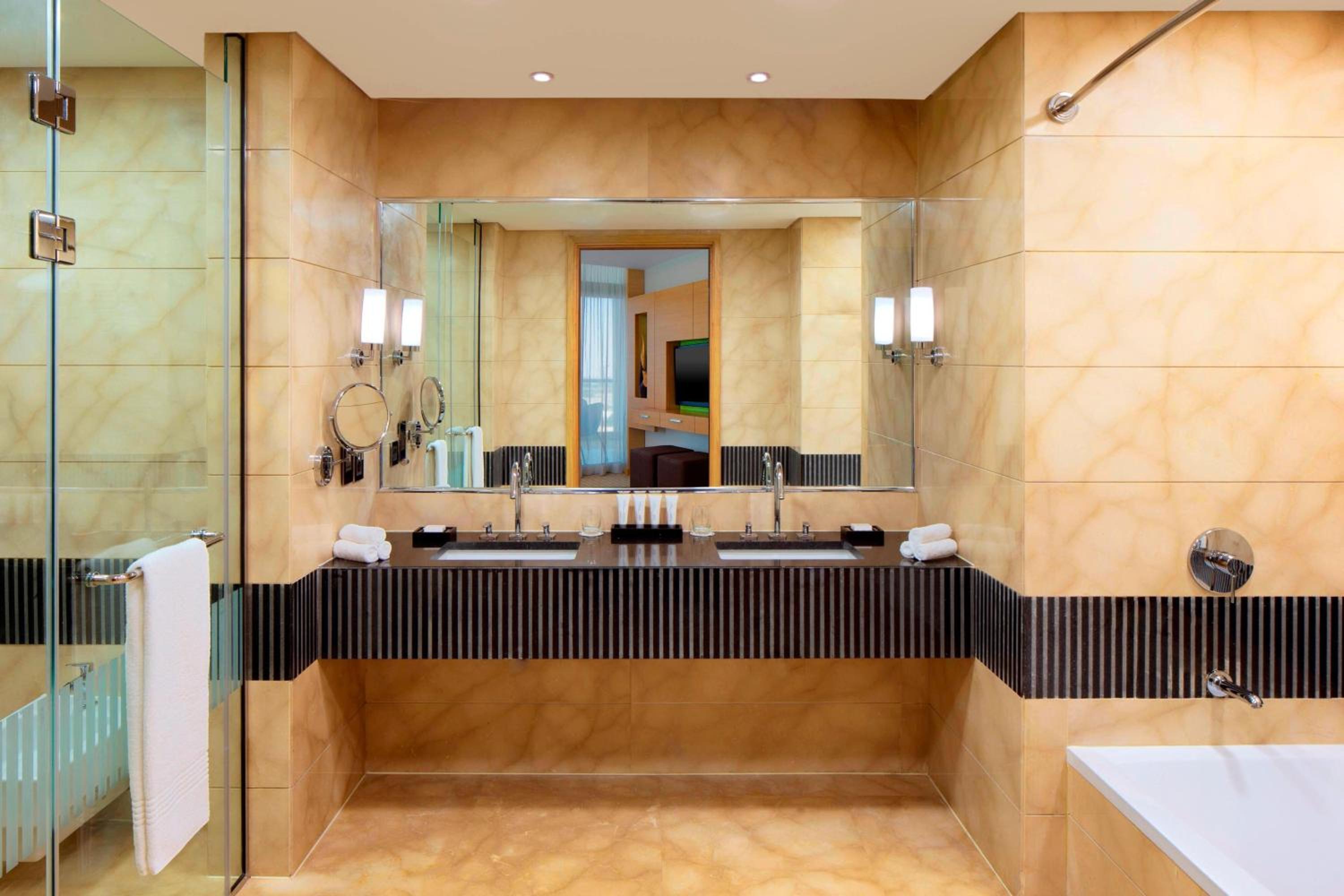 Large Executive Suite - Club Lounge Access