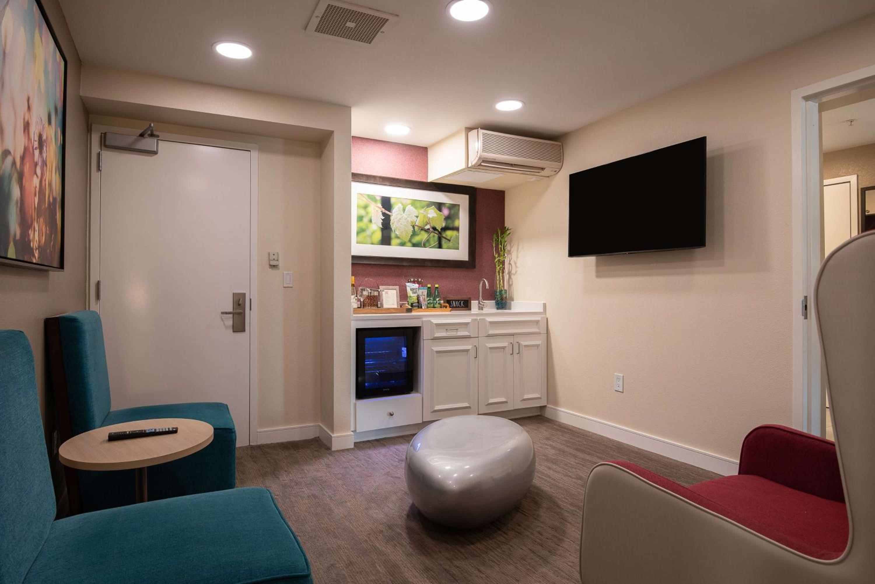 One-Bedroom King Suite - Photo 1