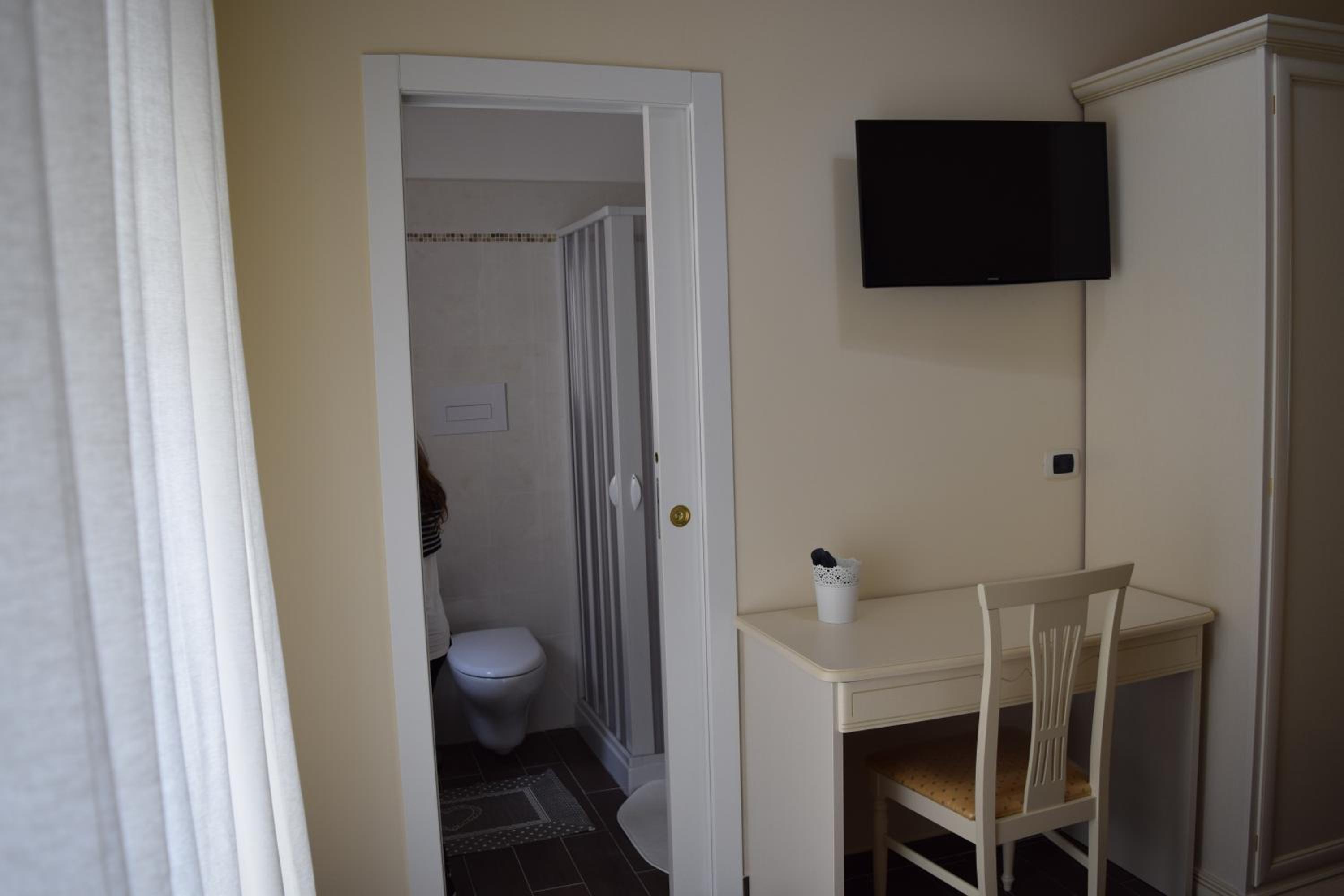 Double Room - Photo 11