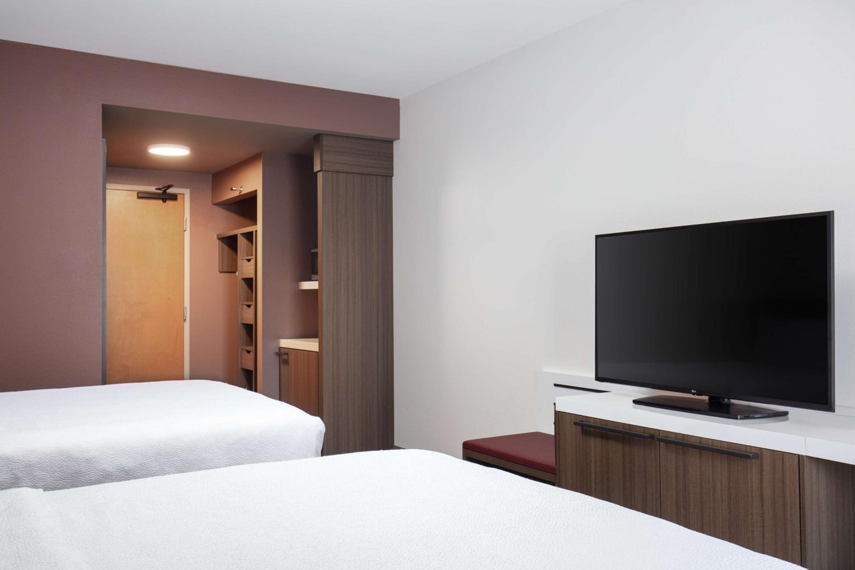 Queen Room with Two Queen Beds - Photo 1