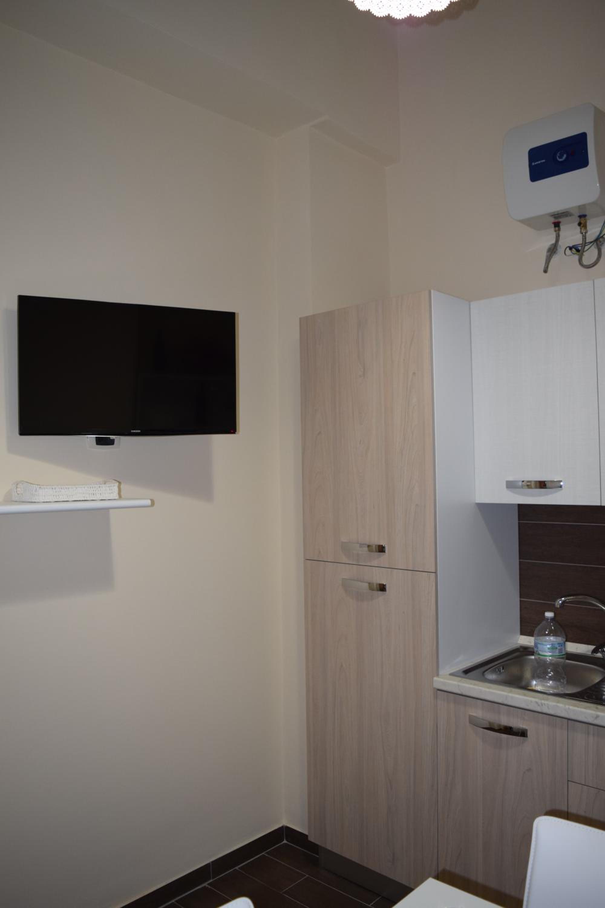 Quadruple Room with Private Bathroom - Photo 3