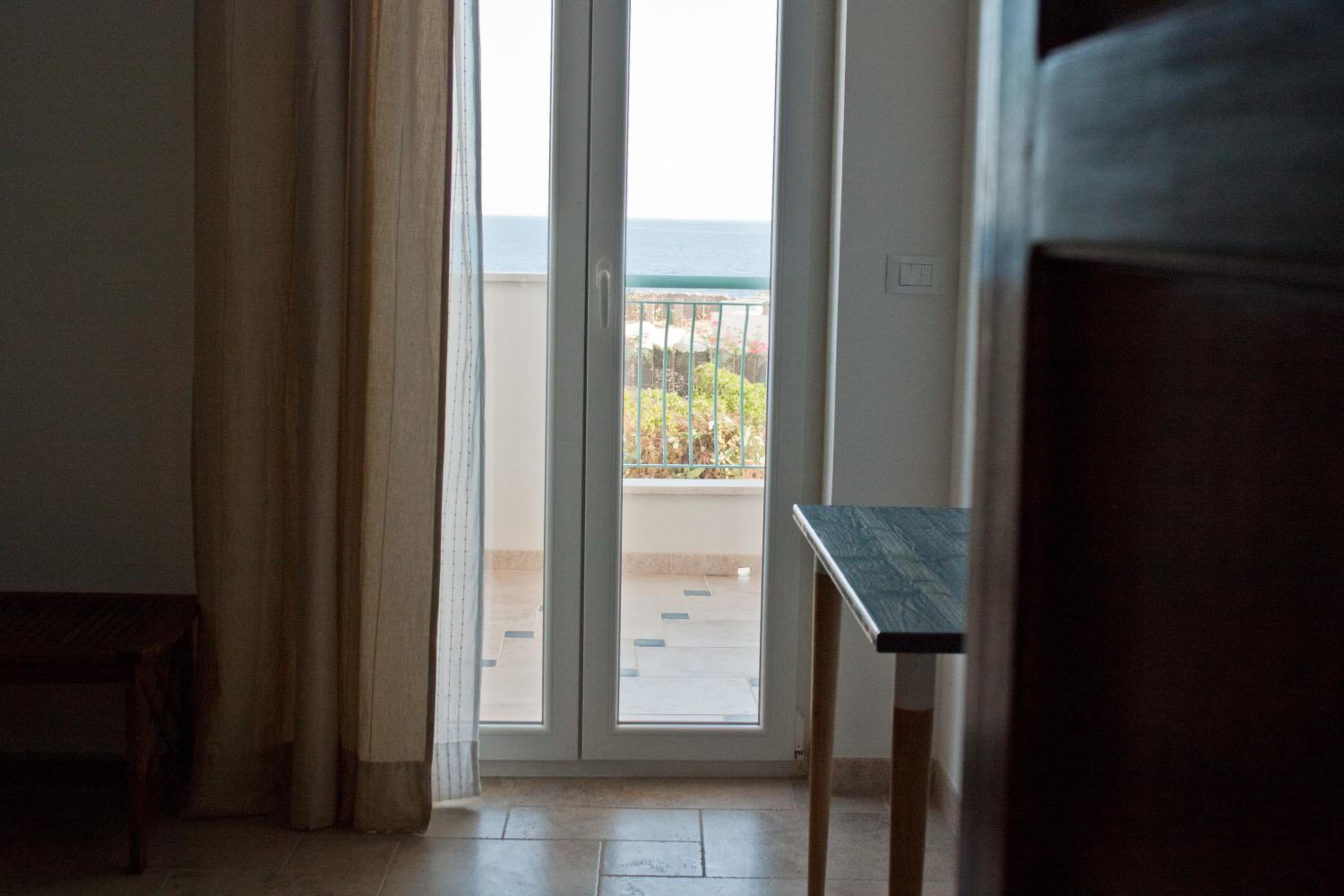 Superior Triple Room with Sea View - Photo 2