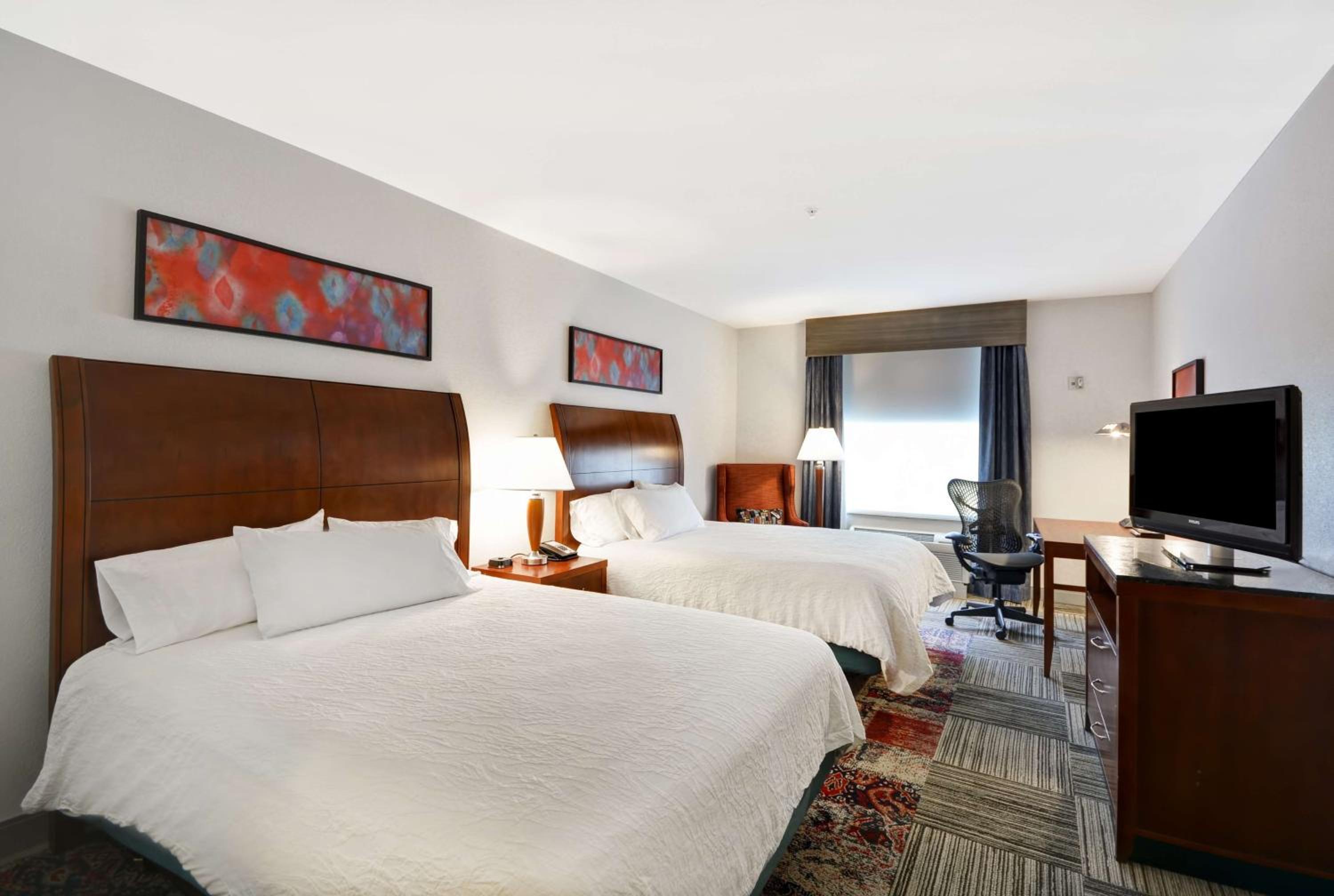 Queen Room with Two Queen Beds - Photo 5