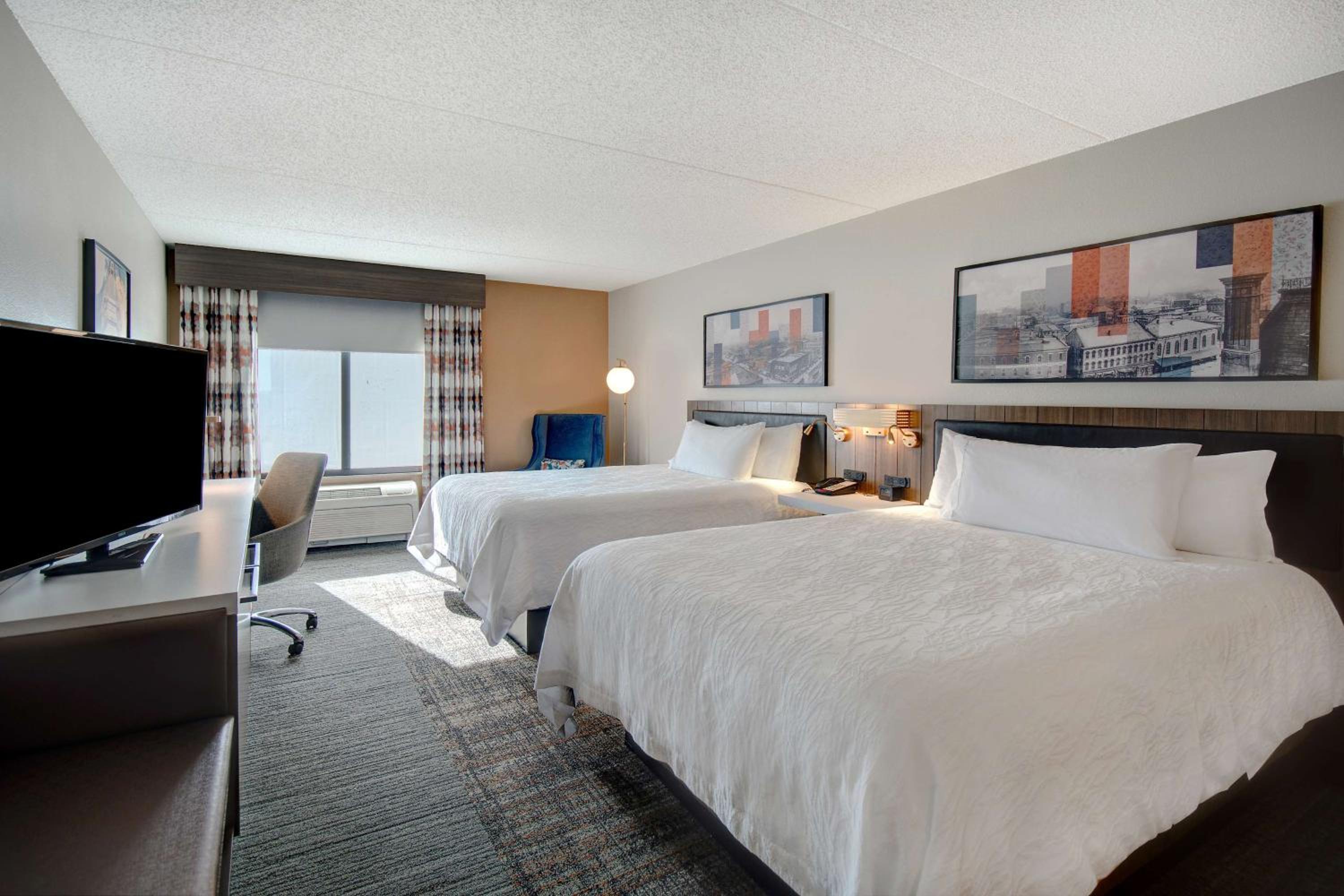 Queen Room with Two Queen Beds - Photo 5