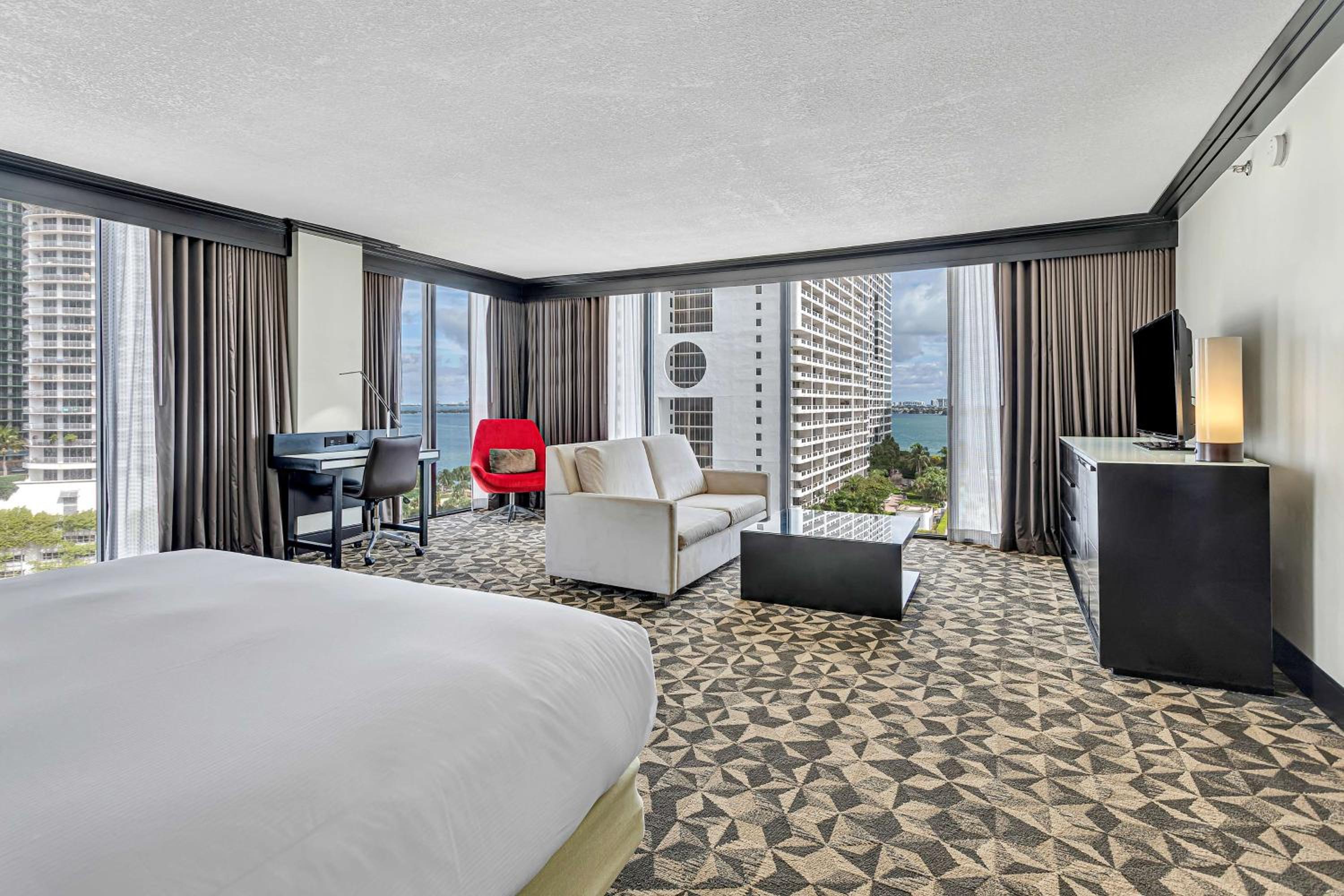 Junior King Suite with Bay View thumbnail 5