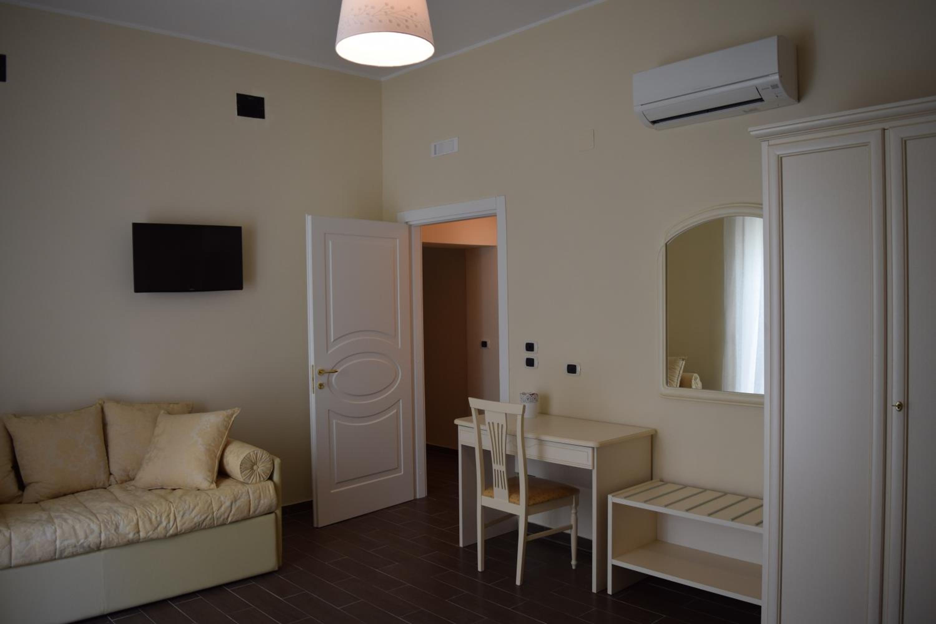 Quadruple Room with Private Bathroom - Photo 23