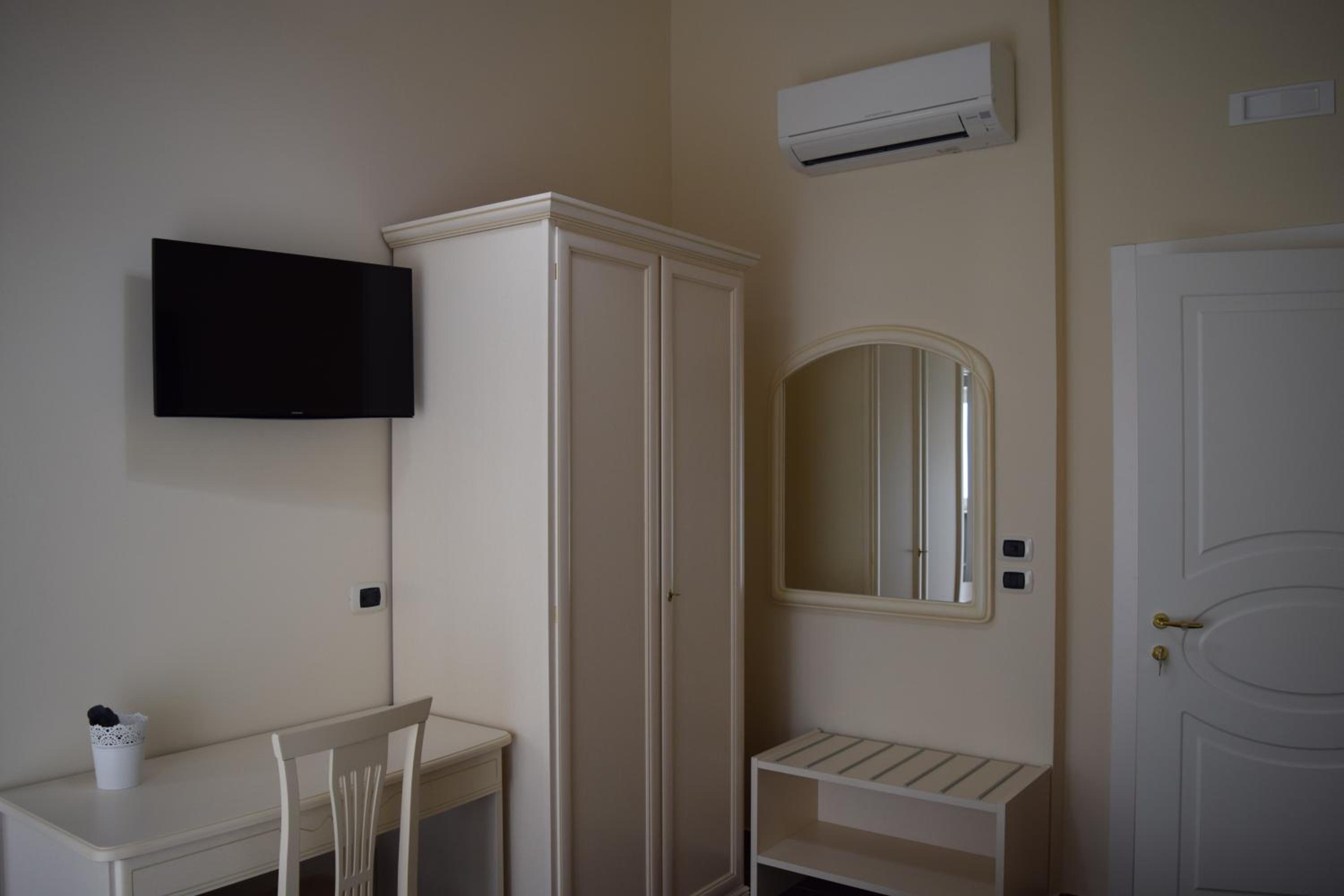 Double Room - Photo 12