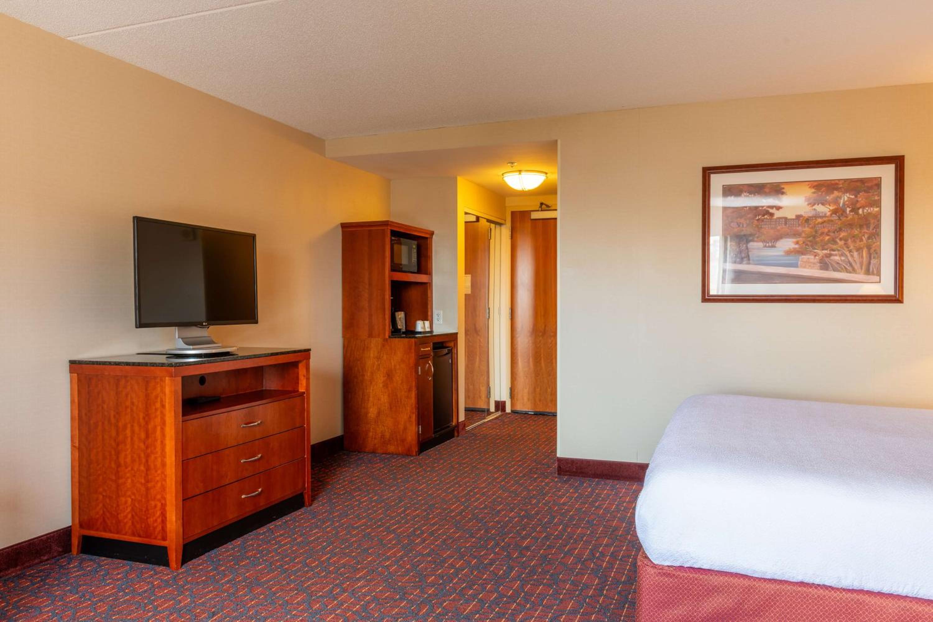 King Room with Sofa Bed and City View - Photo 5
