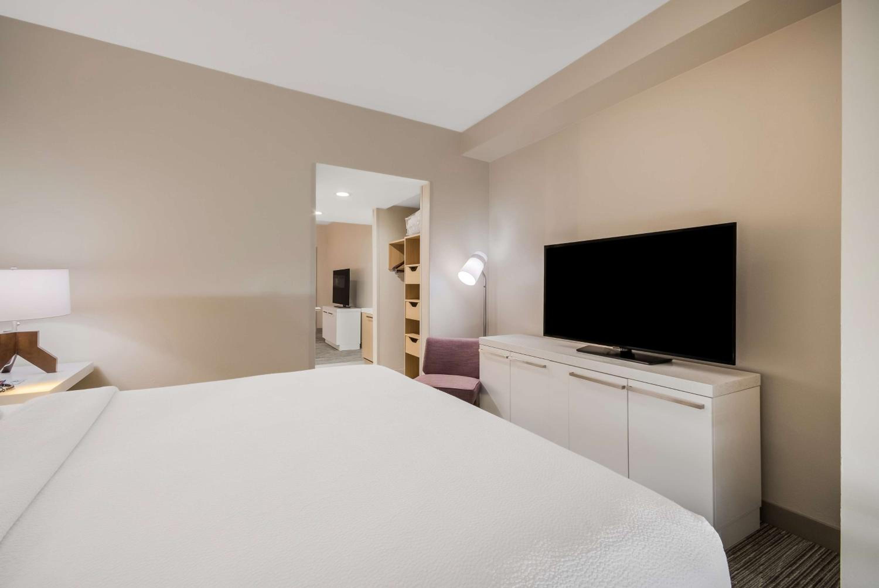 King Room with Sofa Bed - Non-Smoking - Photo 6
