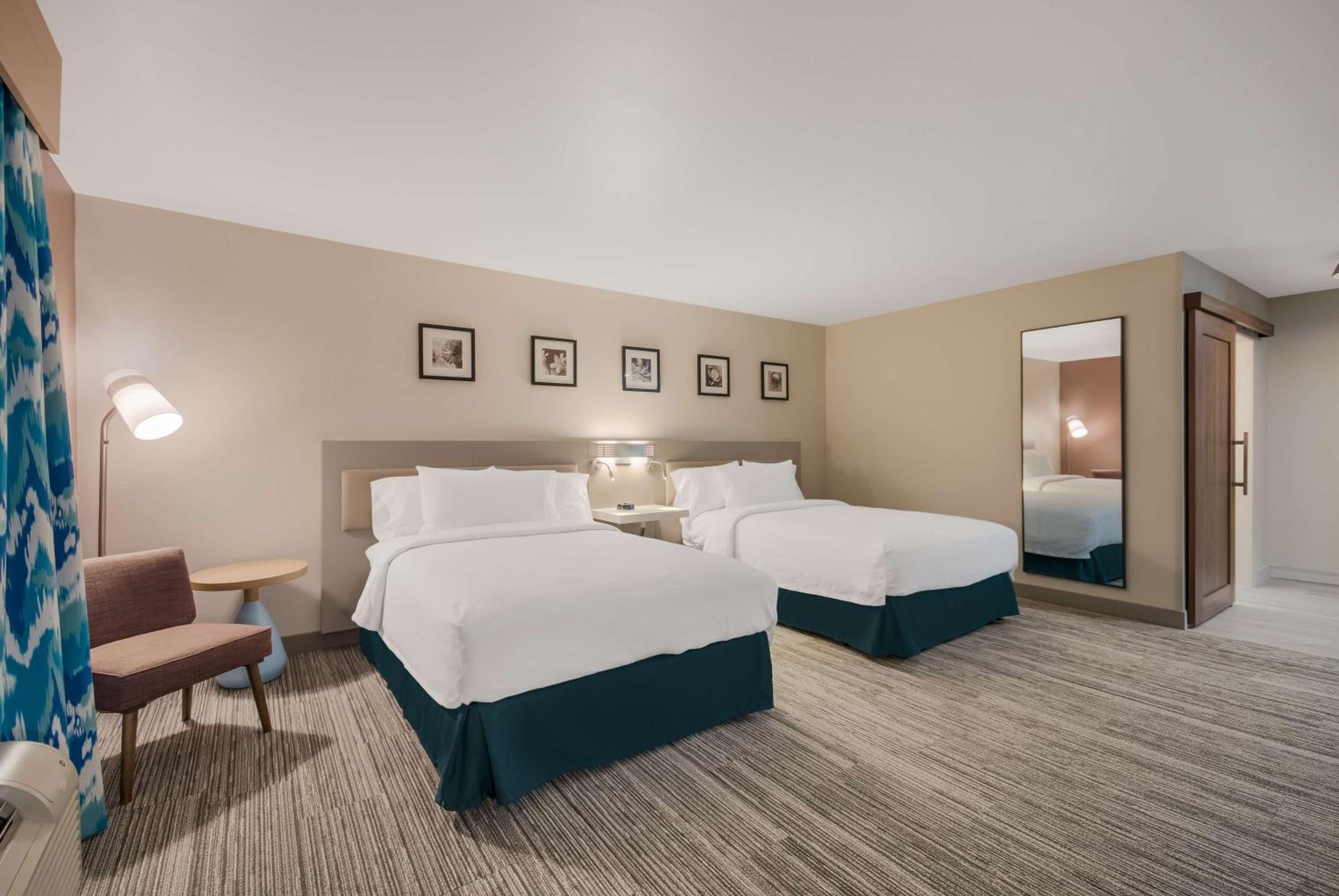 Standard Queen Room with Two Queen Beds - Photo 3