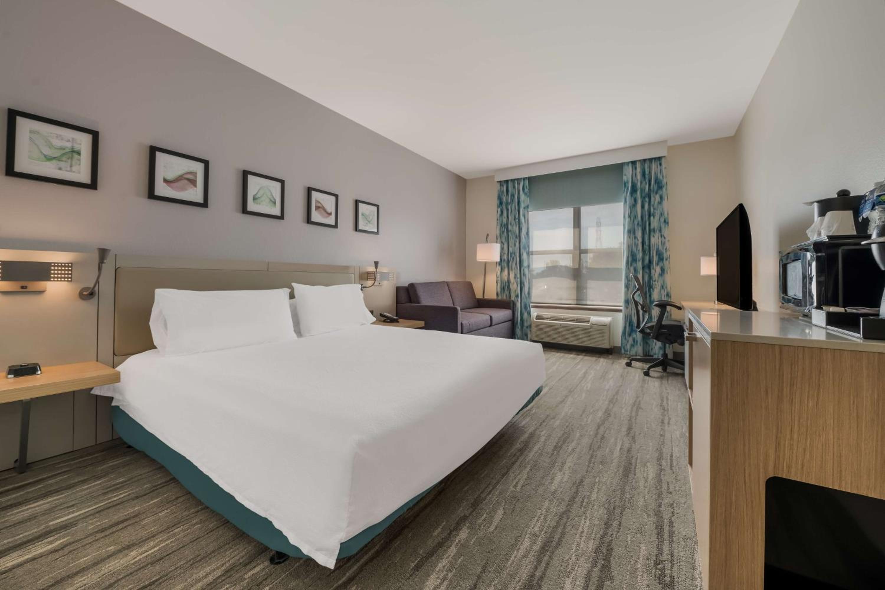 King Room with Roll-In Shower - Mobility Access - Photo 2