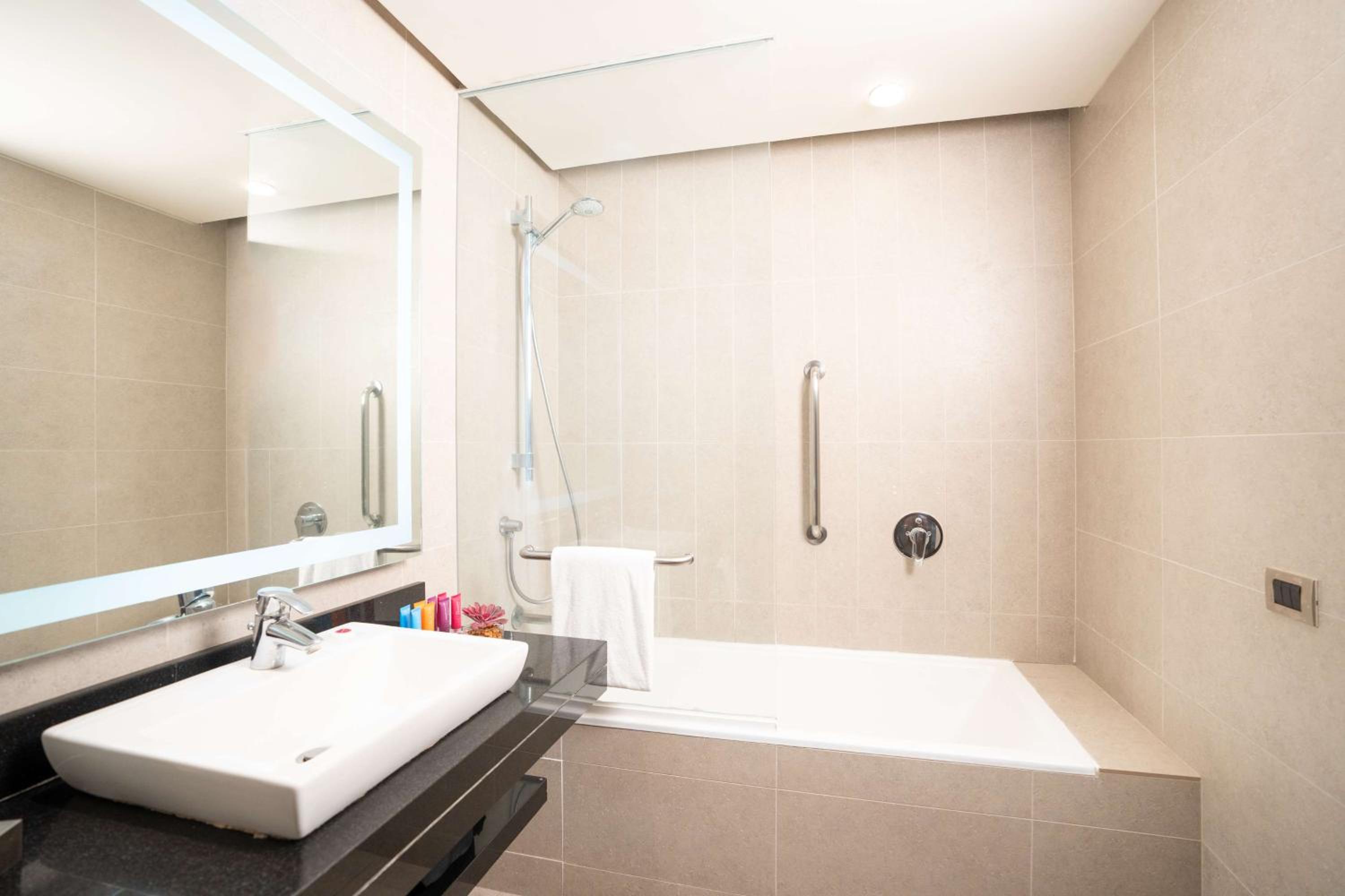 Double Room with Two Double Beds - Photo 4