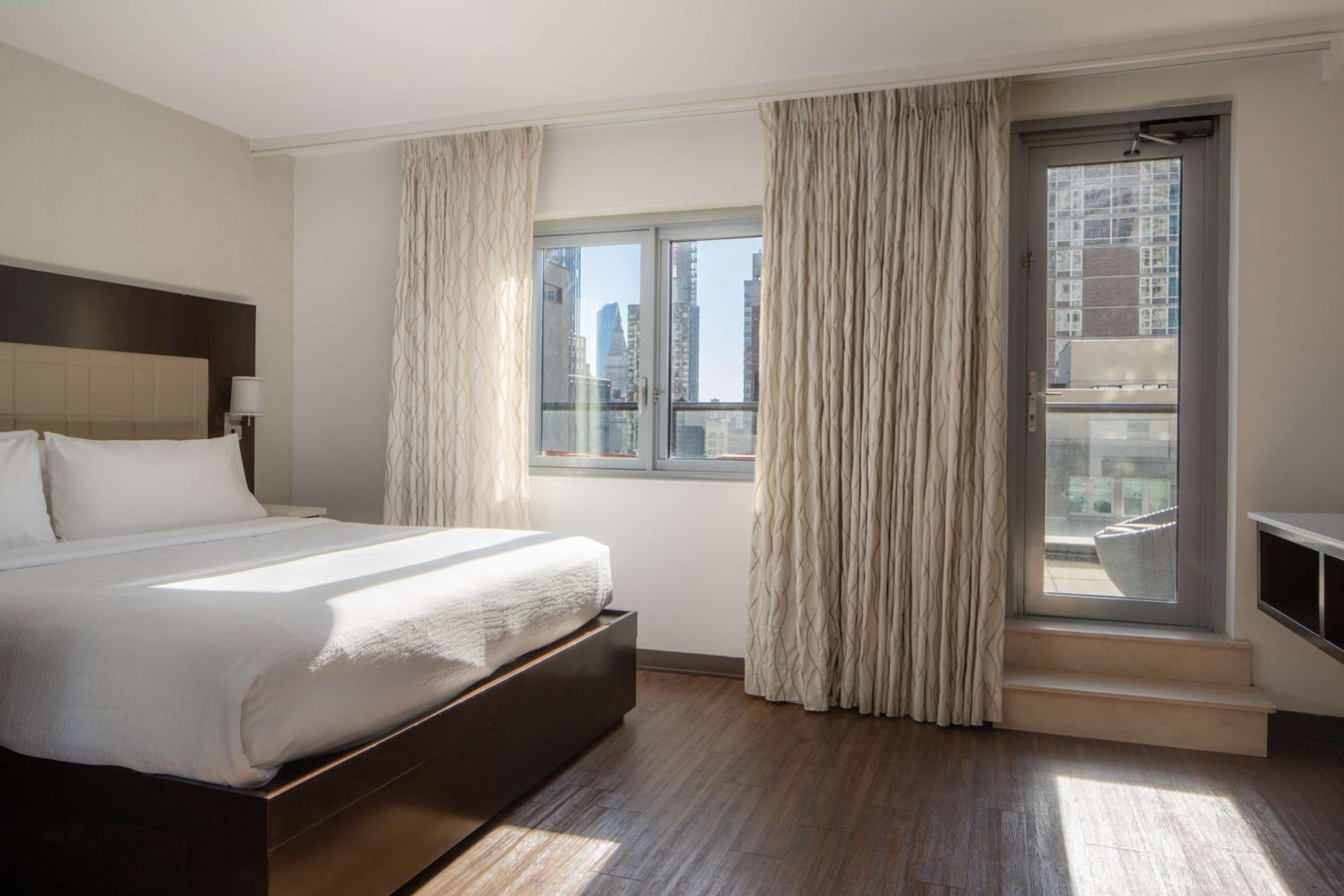 1 King Bed Sky View Balcony Room thumbnail 6