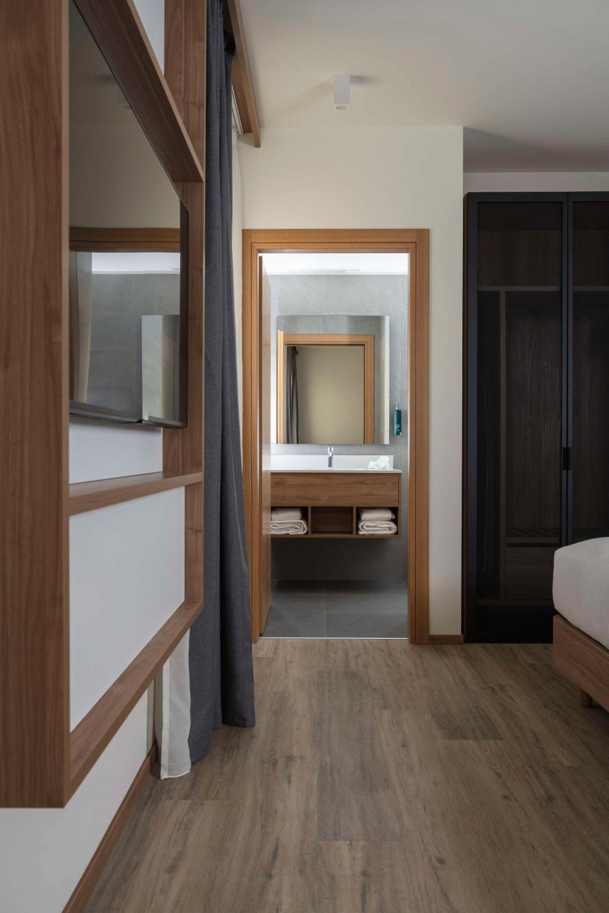 King Room with Sofa Bed - Photo 12