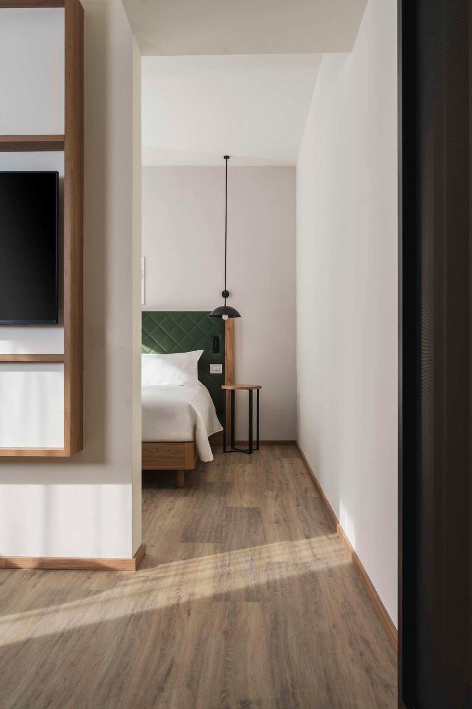 One-Bedroom King Suite thumbnail 5
