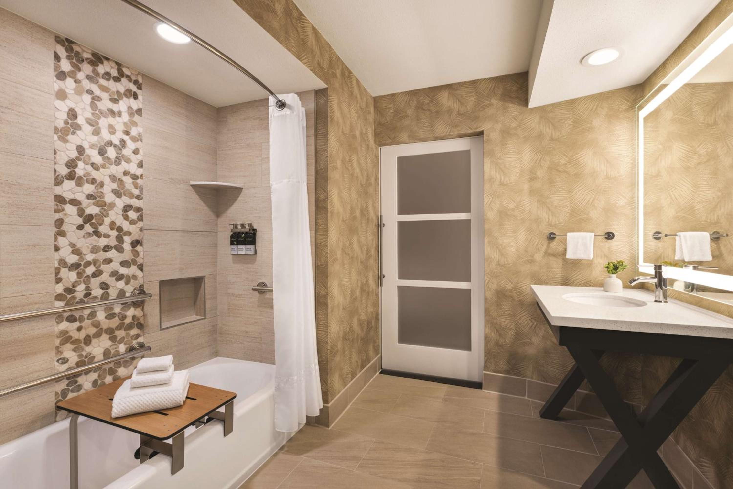 King Suite with Bath Tub - Disability Access/ Non-Smoking - Photo 2