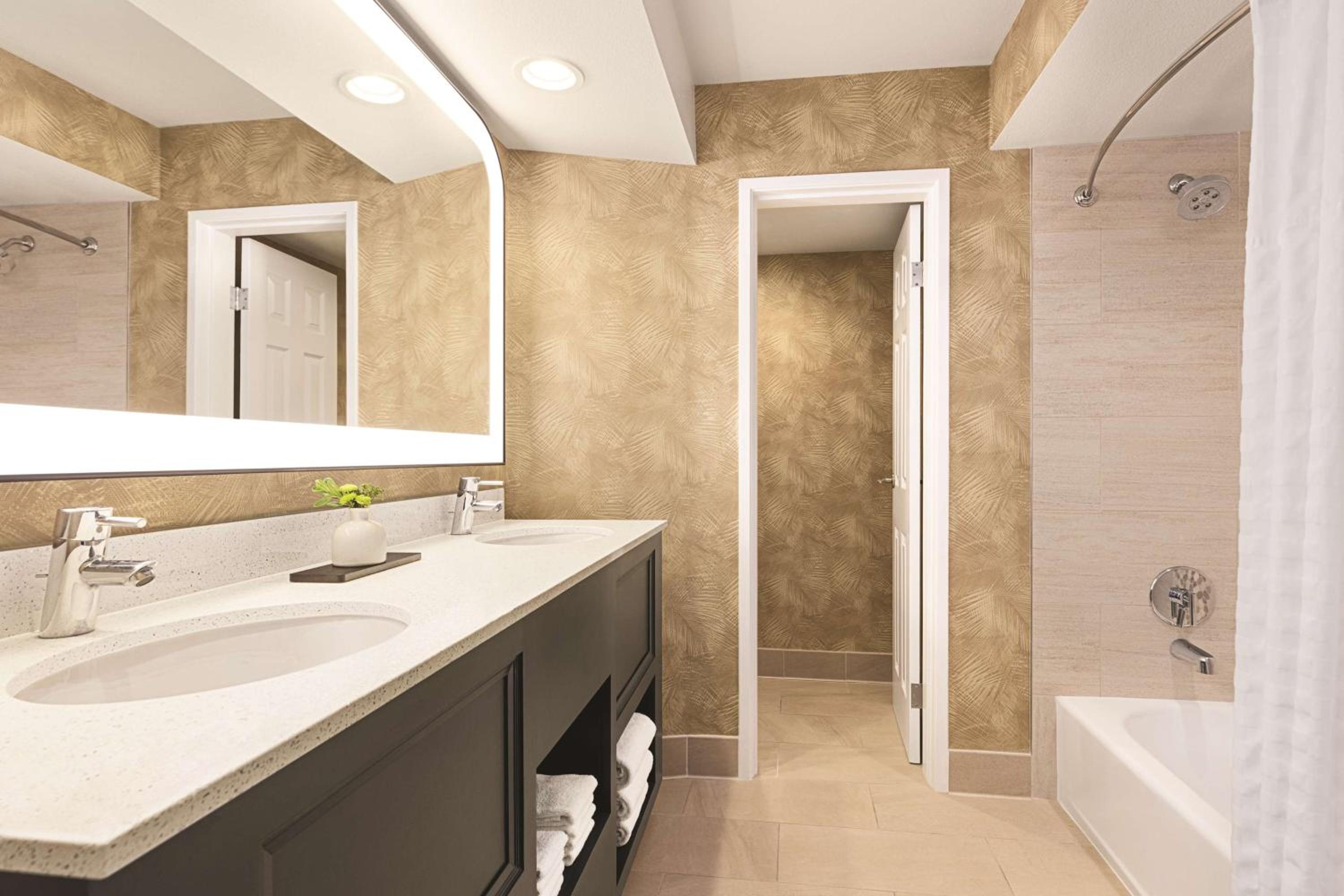 One-Bedroom King Suite - Photo 6