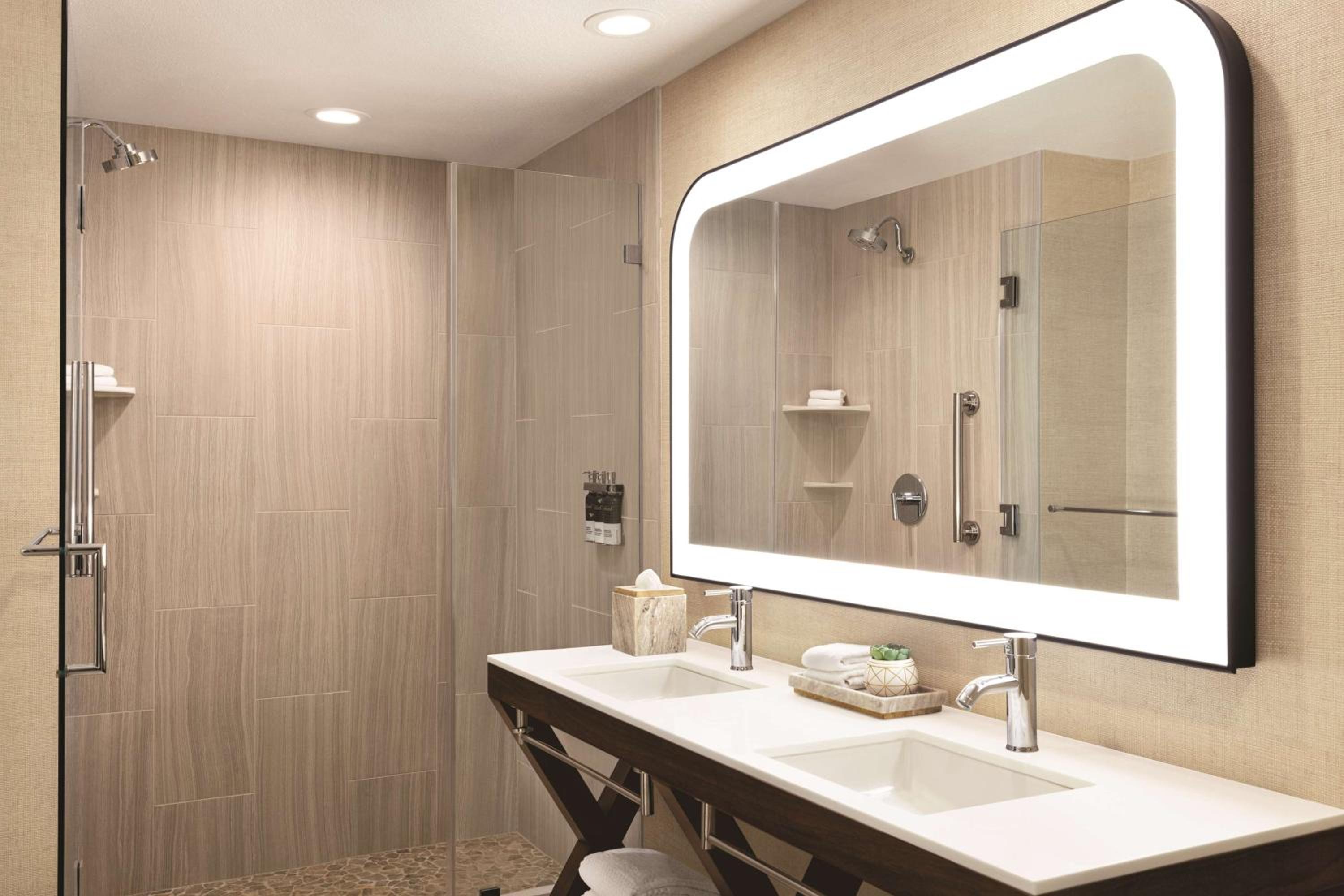 One-Bedroom King Suite - Photo 2