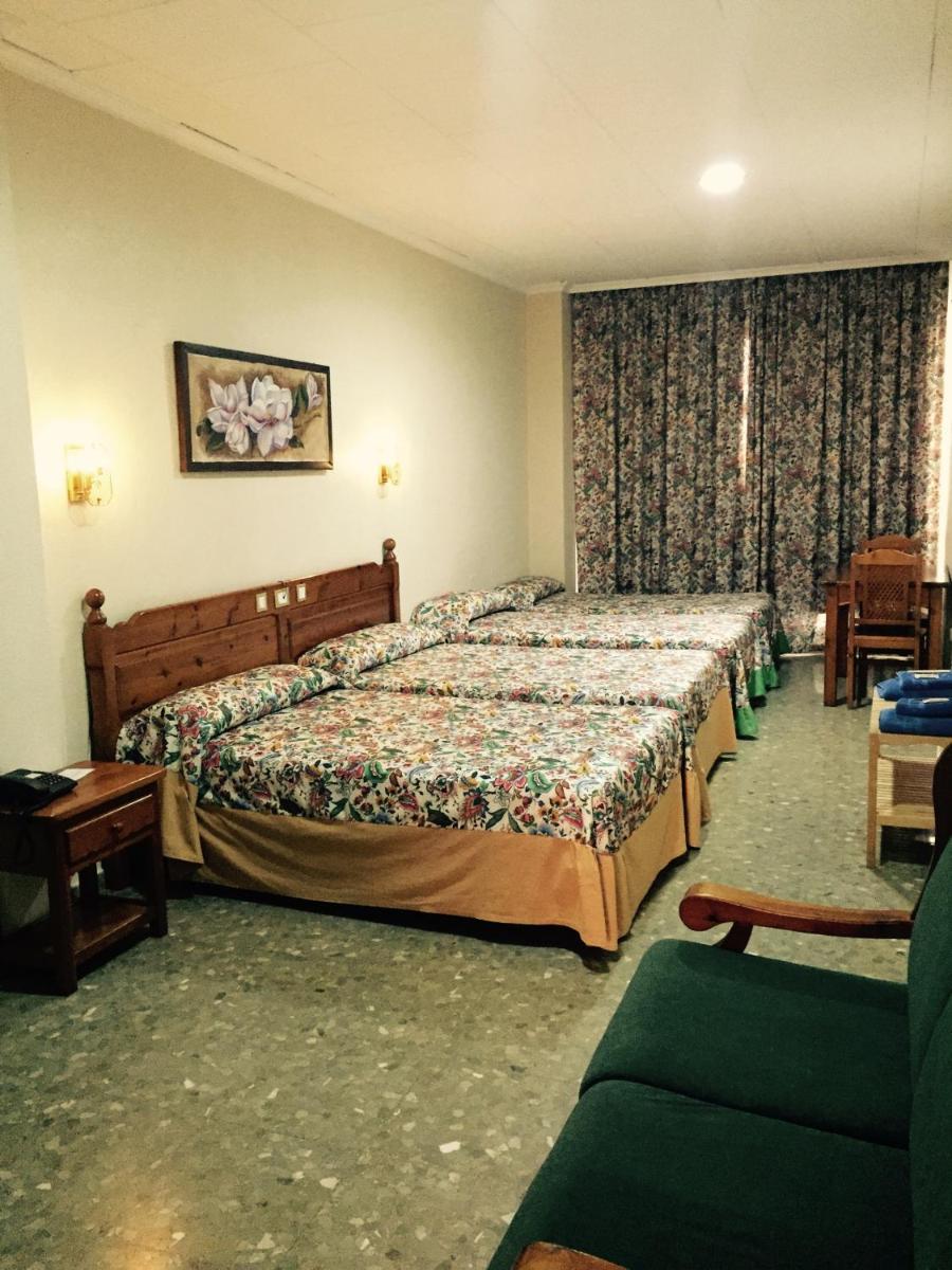 Twin Room with Extra Bed photo 2