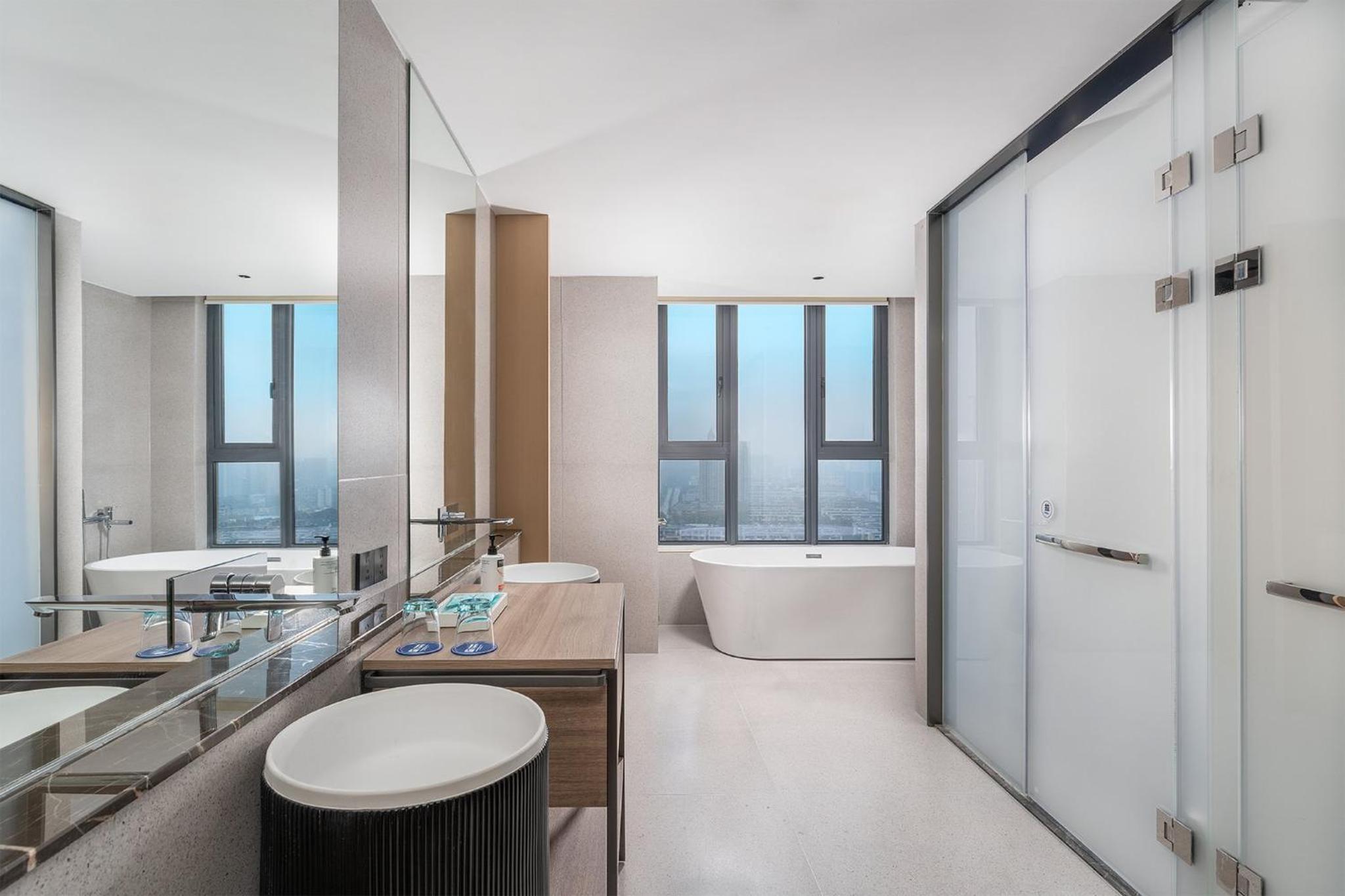 1 King One-Bedroom Suite With Bath photo 2