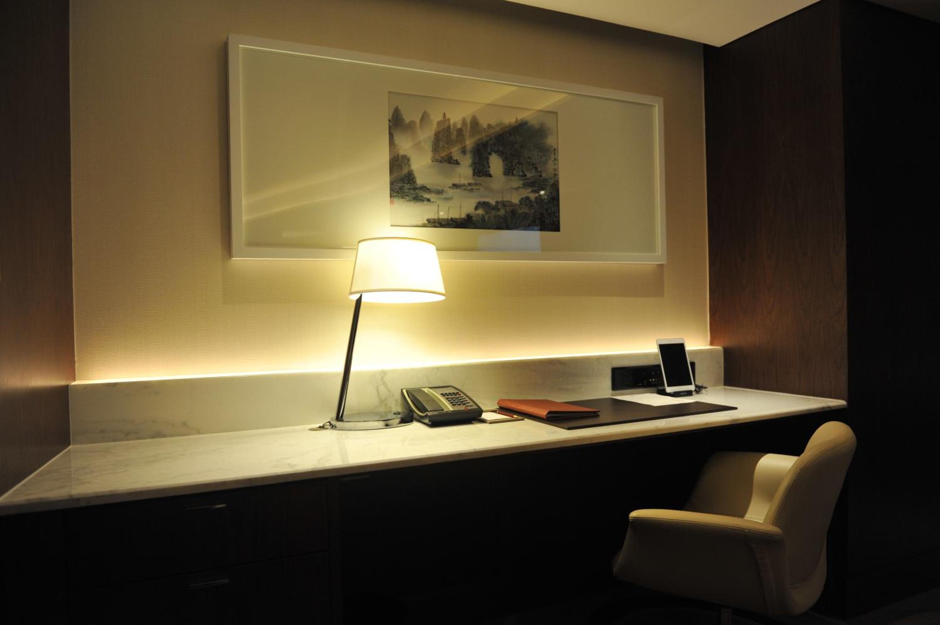 Club Deluxe King Room with City View - Photo 4