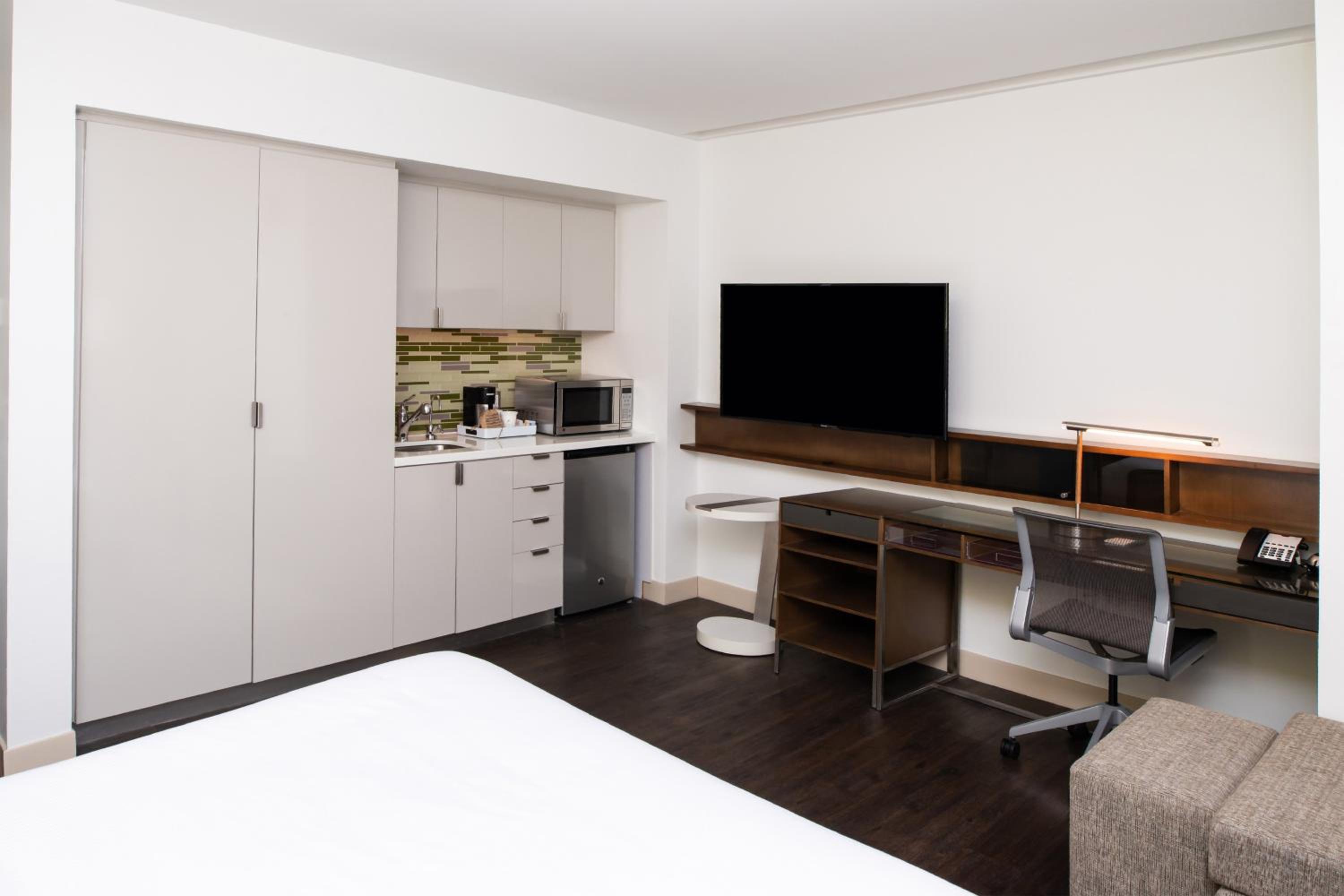 Guest Room, 1 King - Photo 1