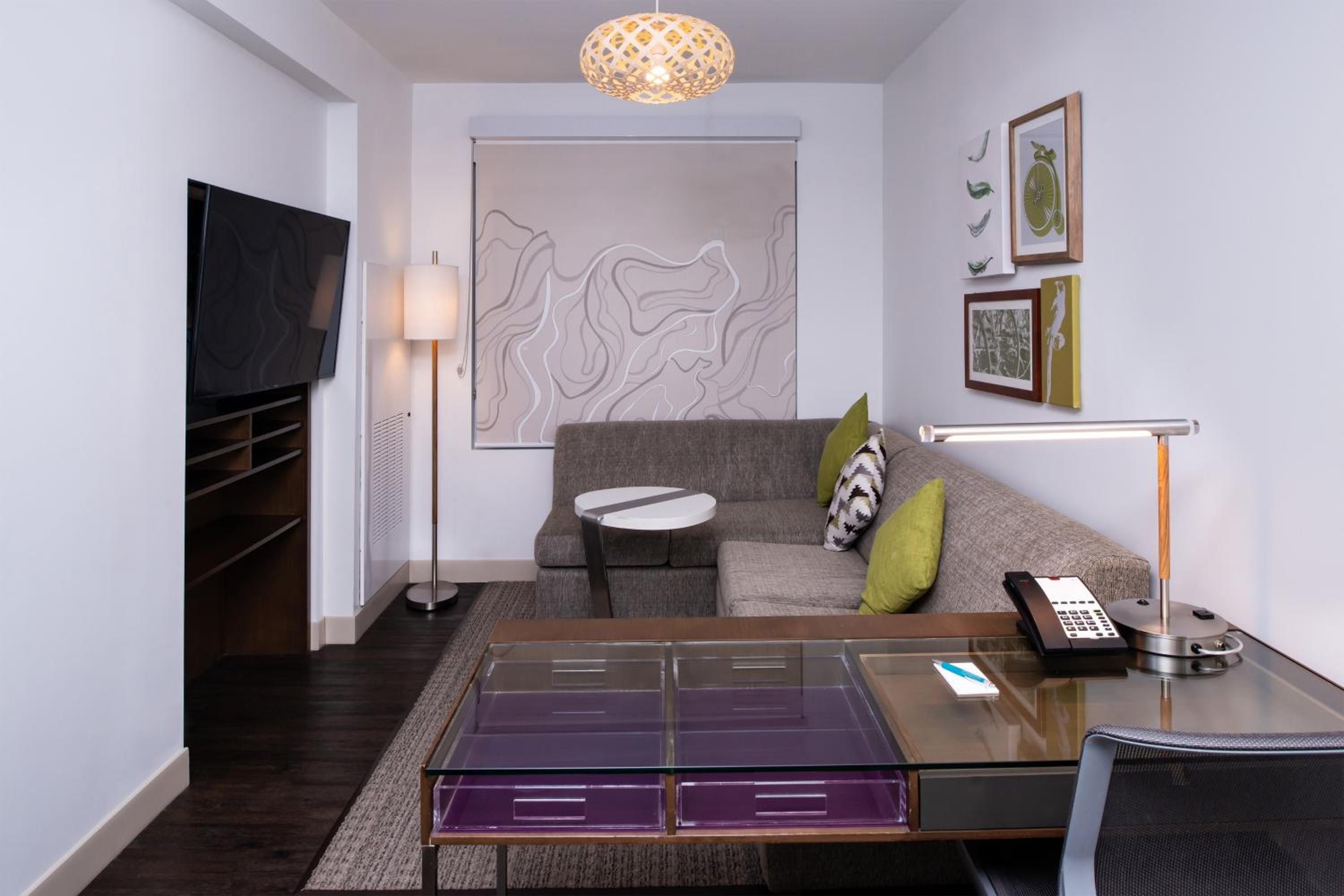 1 Bedroom Suite, 1 King - Photo 1