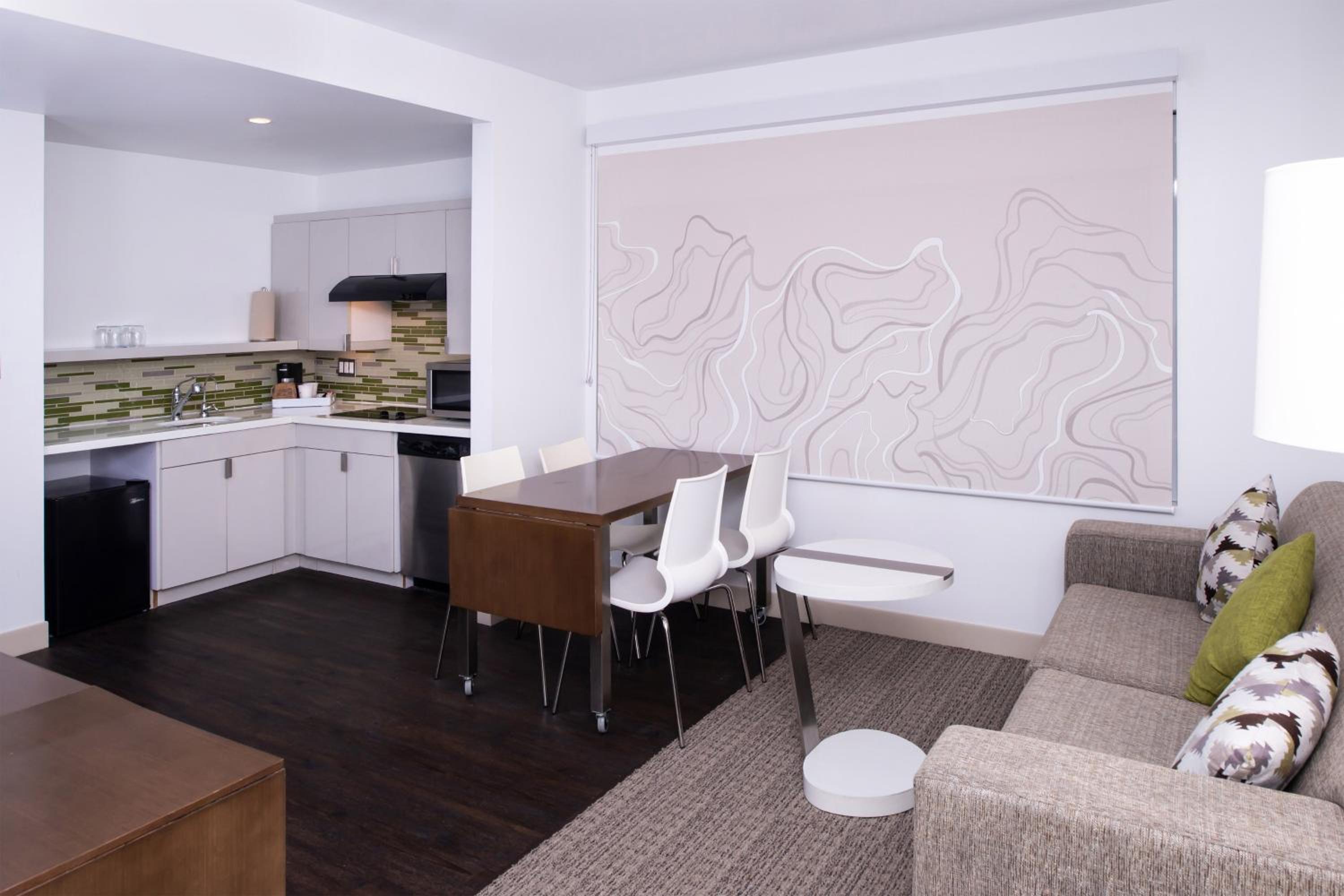 Executive Suite, 1 King, Corner room - Photo 1