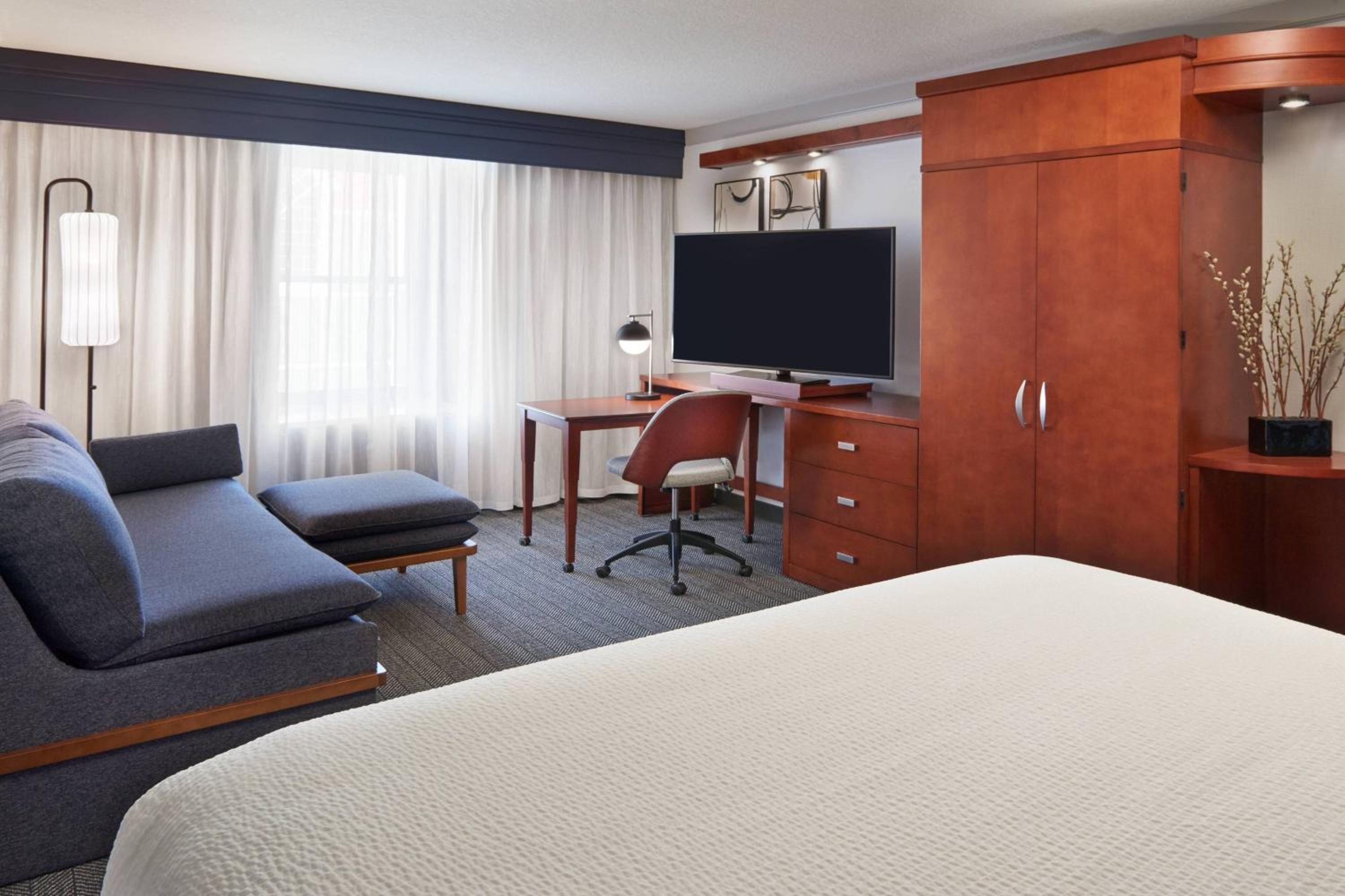 King Room with Sofa Bed - Photo 4